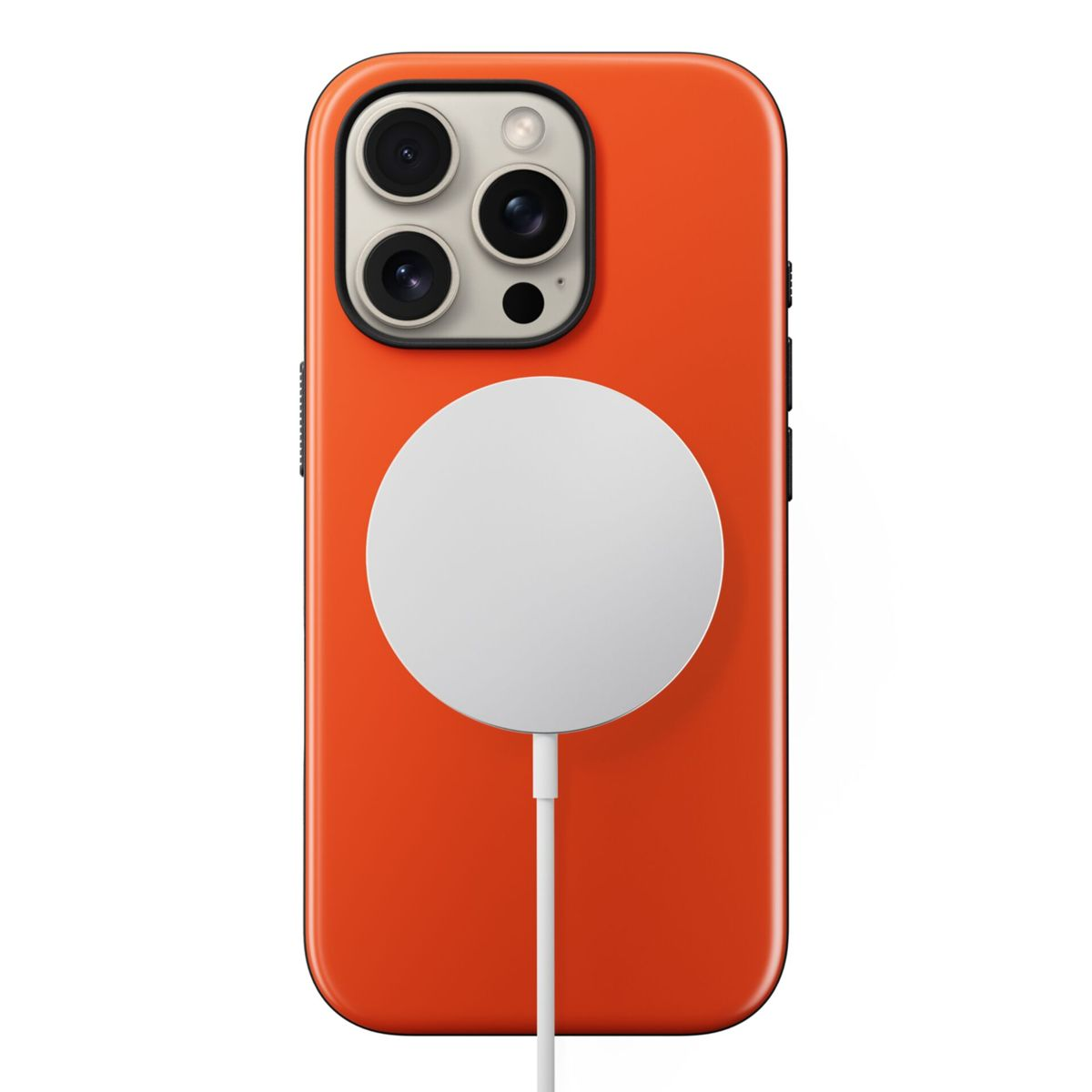 Orangefarbene Handyhülle mit angebrachtem weißem MagSafe-Ladegerät.