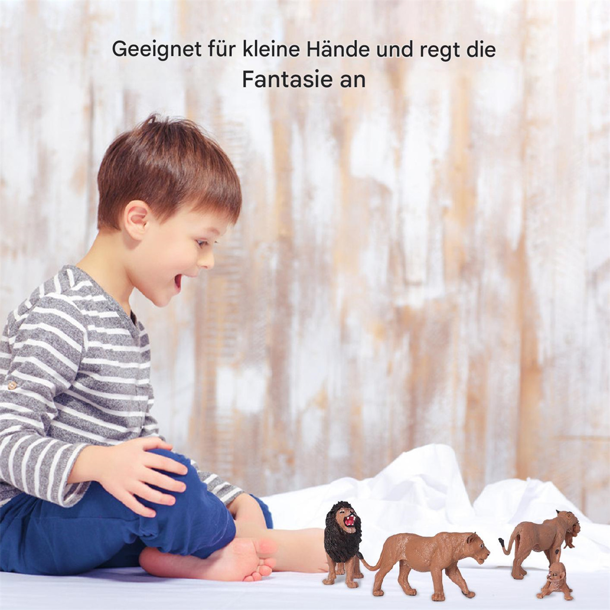 Ein Kind betrachtet Spielzeuglöwen auf einem Bett. Der Hintergrund ist eine hellfarbige, strukturierte Wand.