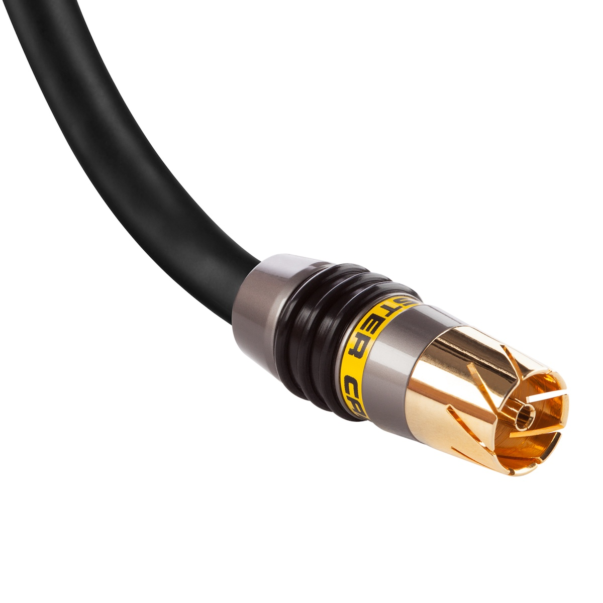 Cable coaxial con conector dorado sobre fondo blanco.