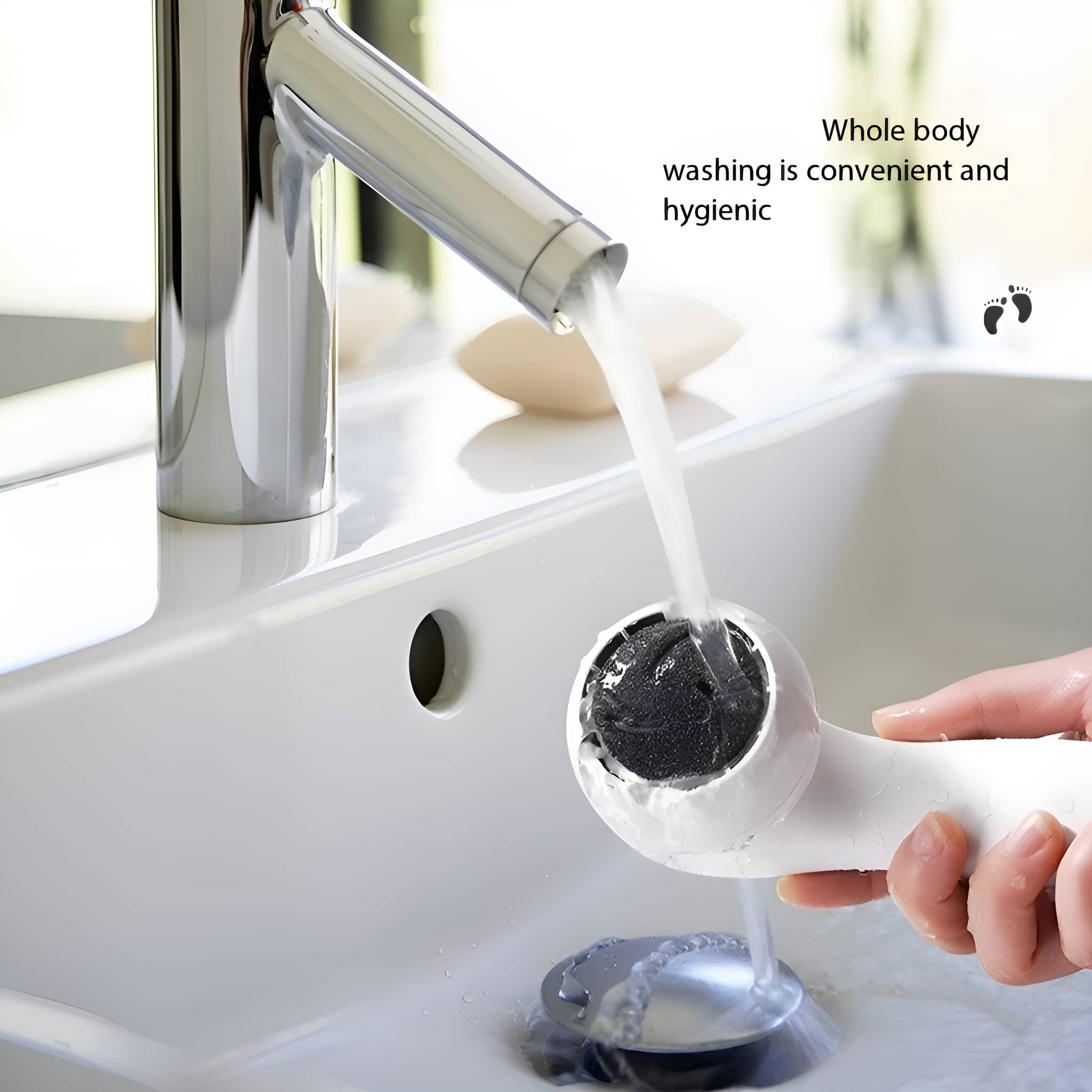 Eine Person wäscht ein Fußpflegegerät unter einem Wasserhahn. Weißes Becken im Hintergrund.