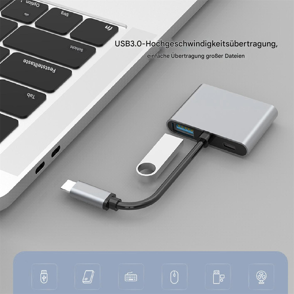 Ein Laptop mit angeschlossenem USB-Hub, USB-Stick und weiterem Zubehör.