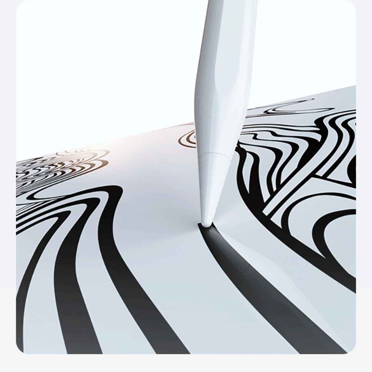 Weißer Apple Pencil zeichnet schwarze, geschwungene Linien auf weißer Oberfläche.