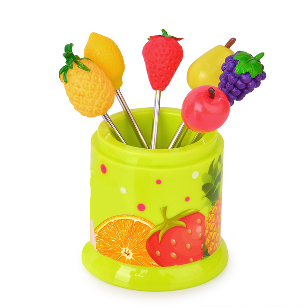 Ein grüner Behälter mit Obstspießen in Form von Ananas, Zitrone, Erdbeere, Birne, Trauben und Apfel.
