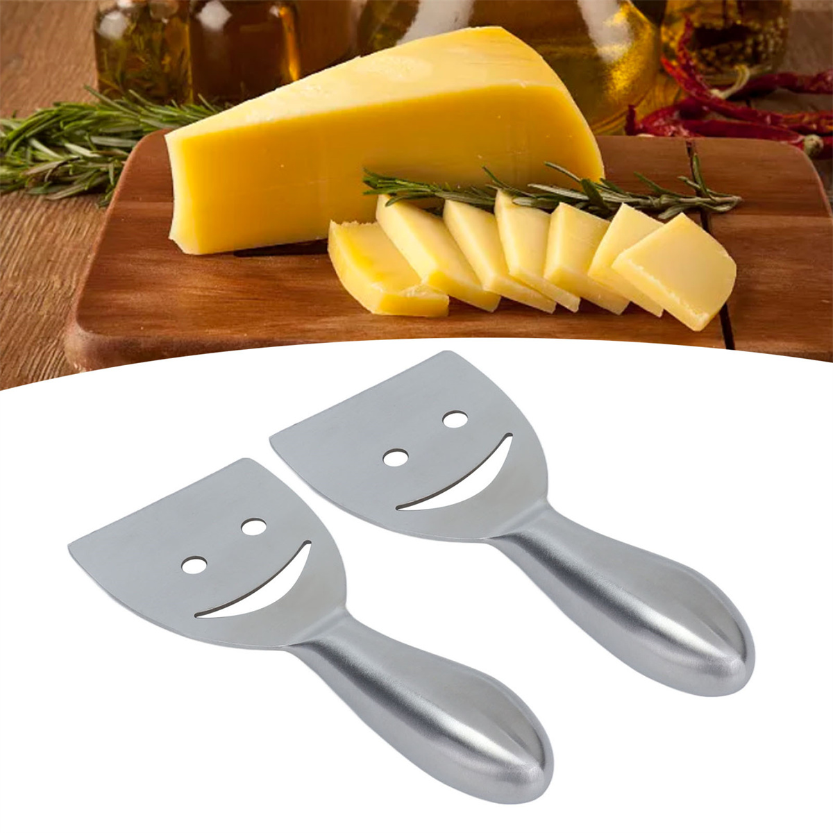 Ein Käsebrett mit Käse und Käsemessern. Die Messer haben einen Smile-Ausschnitt.