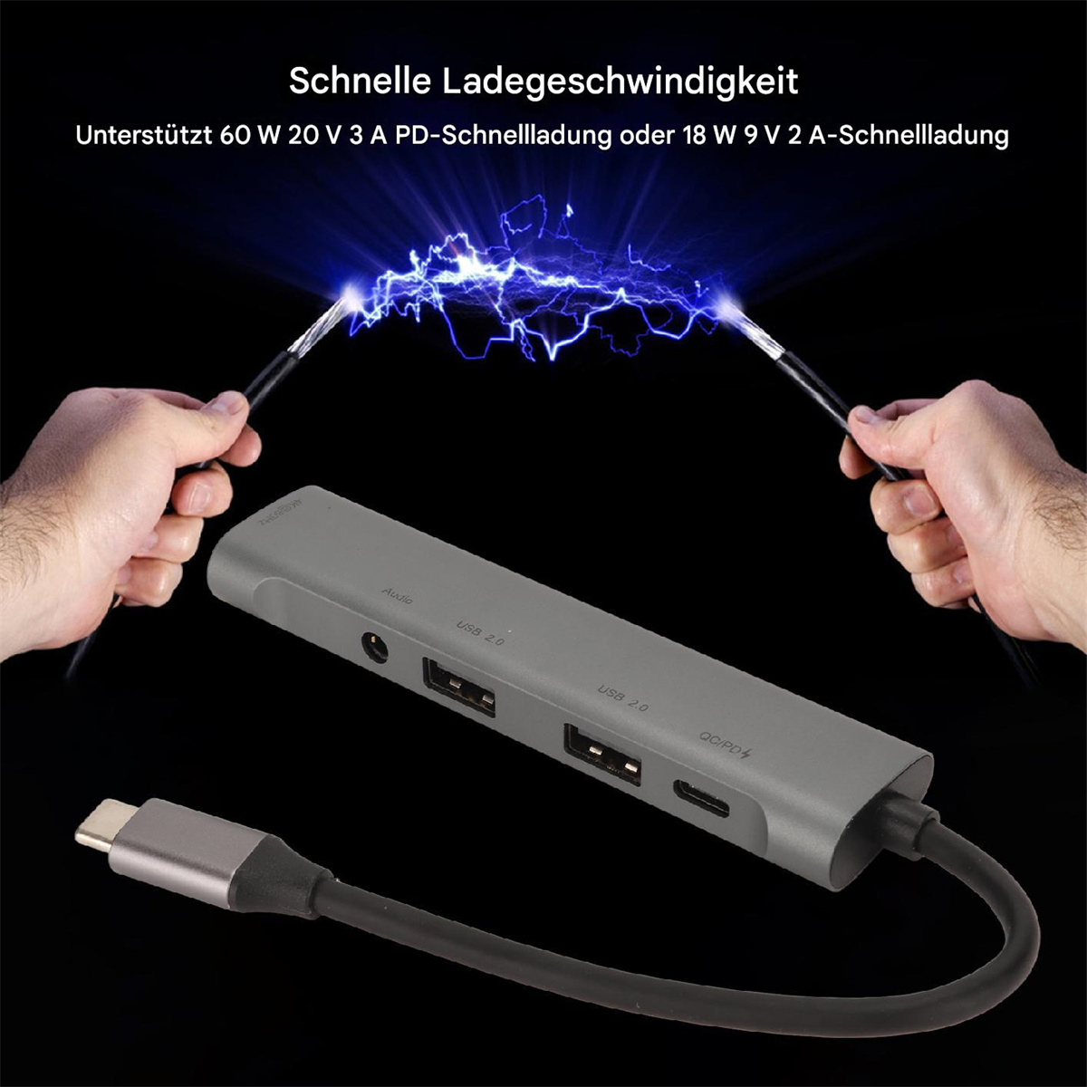 Hände halten Ladekabel mit elektrischen Funken über einem grauen Hub mit Anschlüssen.