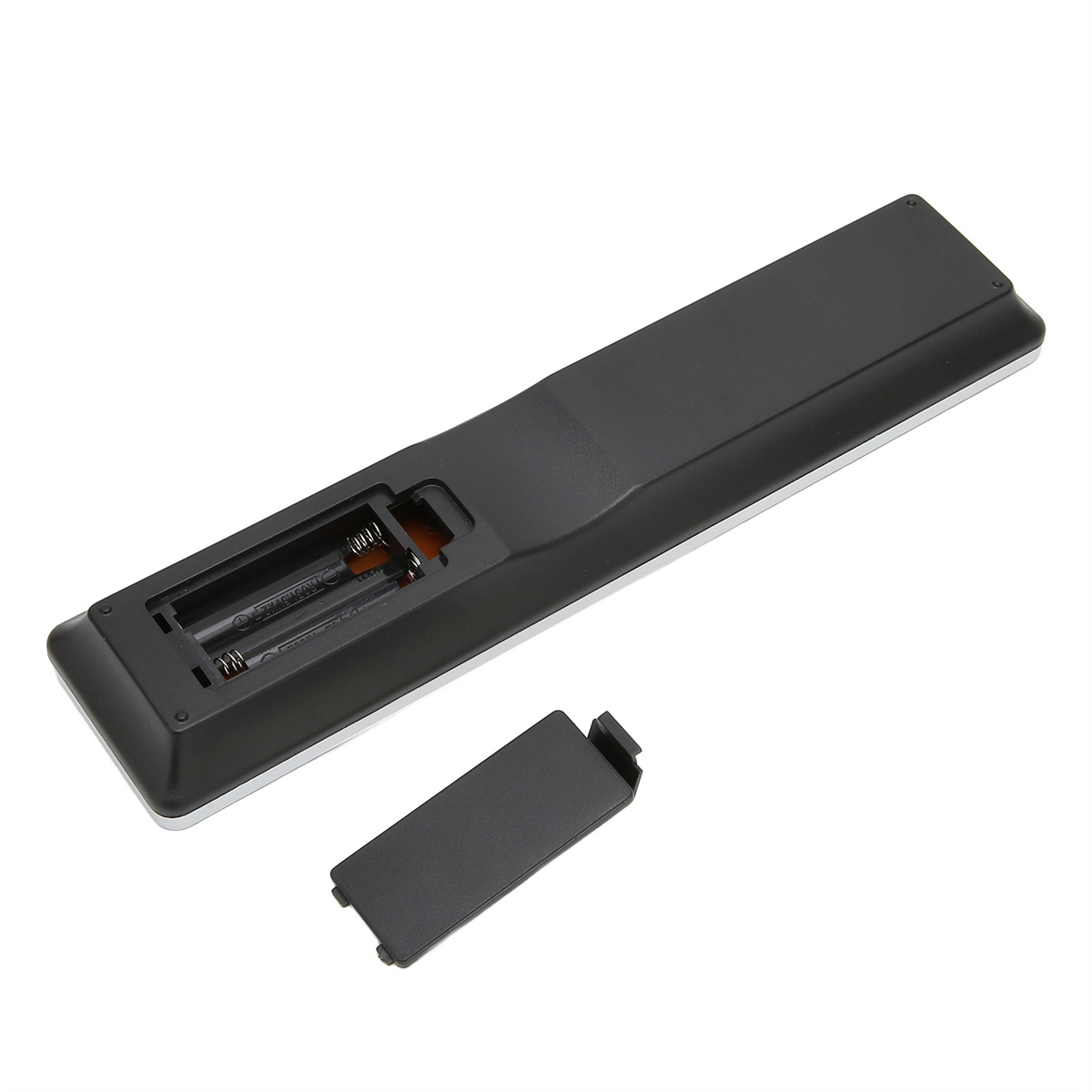 Die Rückseite einer Fernbedienung ist sichtbar, mit geöffnetem Batteriefach, das die Batterien freilegt.