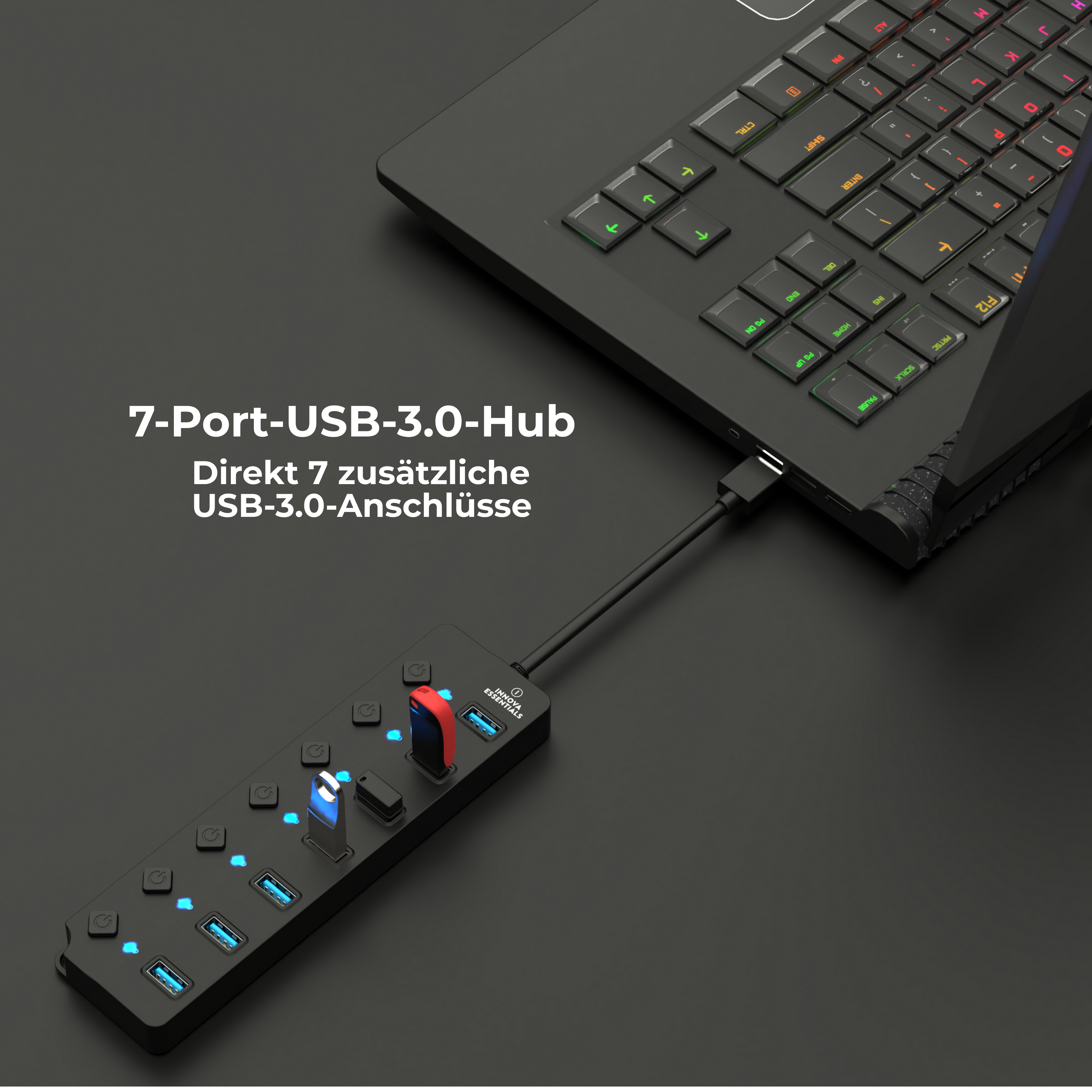 Ein 7-Port-USB-Hub, der mit einem Laptop verbunden ist. Der Hub ist schwarz mit blauen Kontrollleuchten und einem roten Schalter.