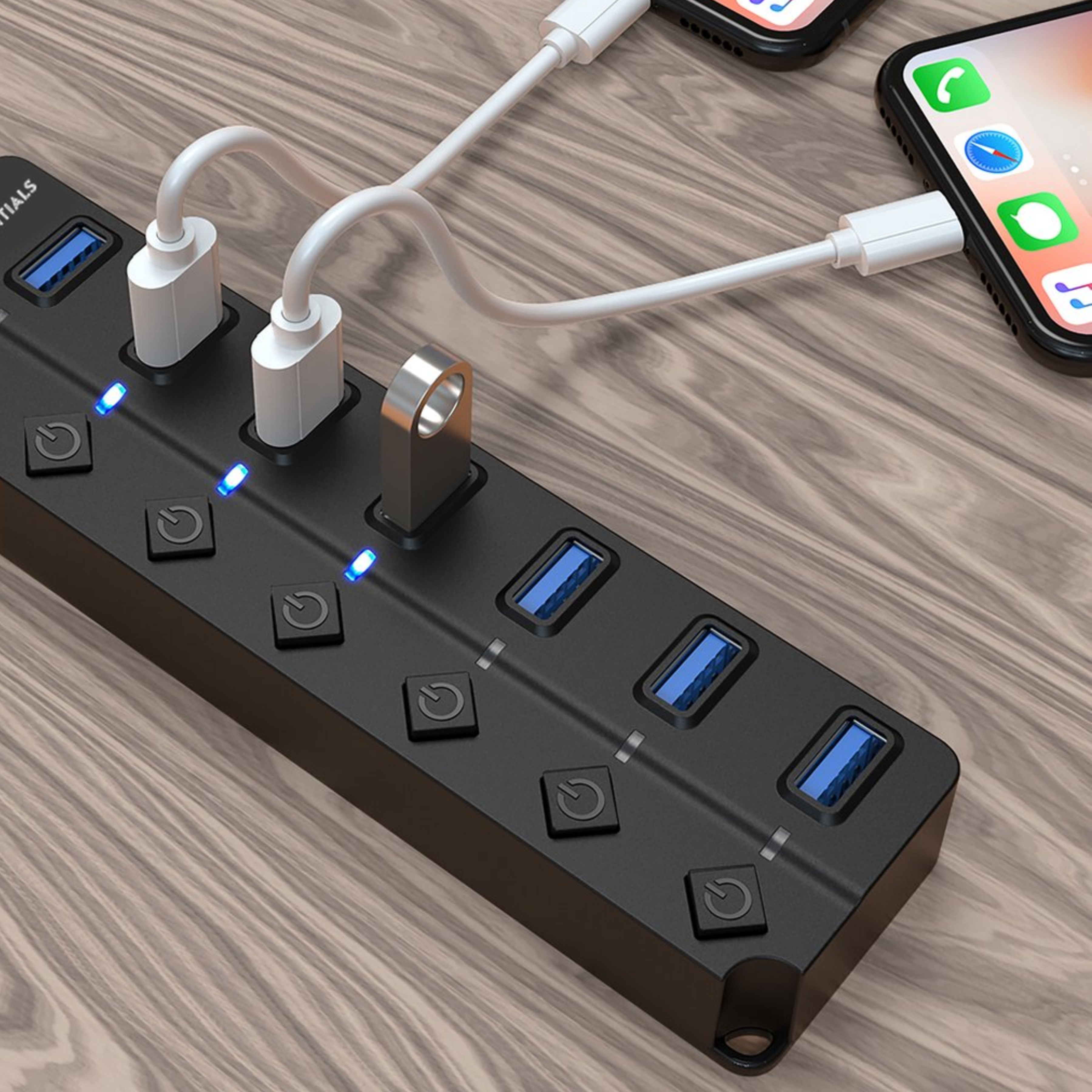 Ein schwarzer USB-Hub mit mehreren Anschlüssen, verbunden mit Telefonen und einem Holztisch im Hintergrund.