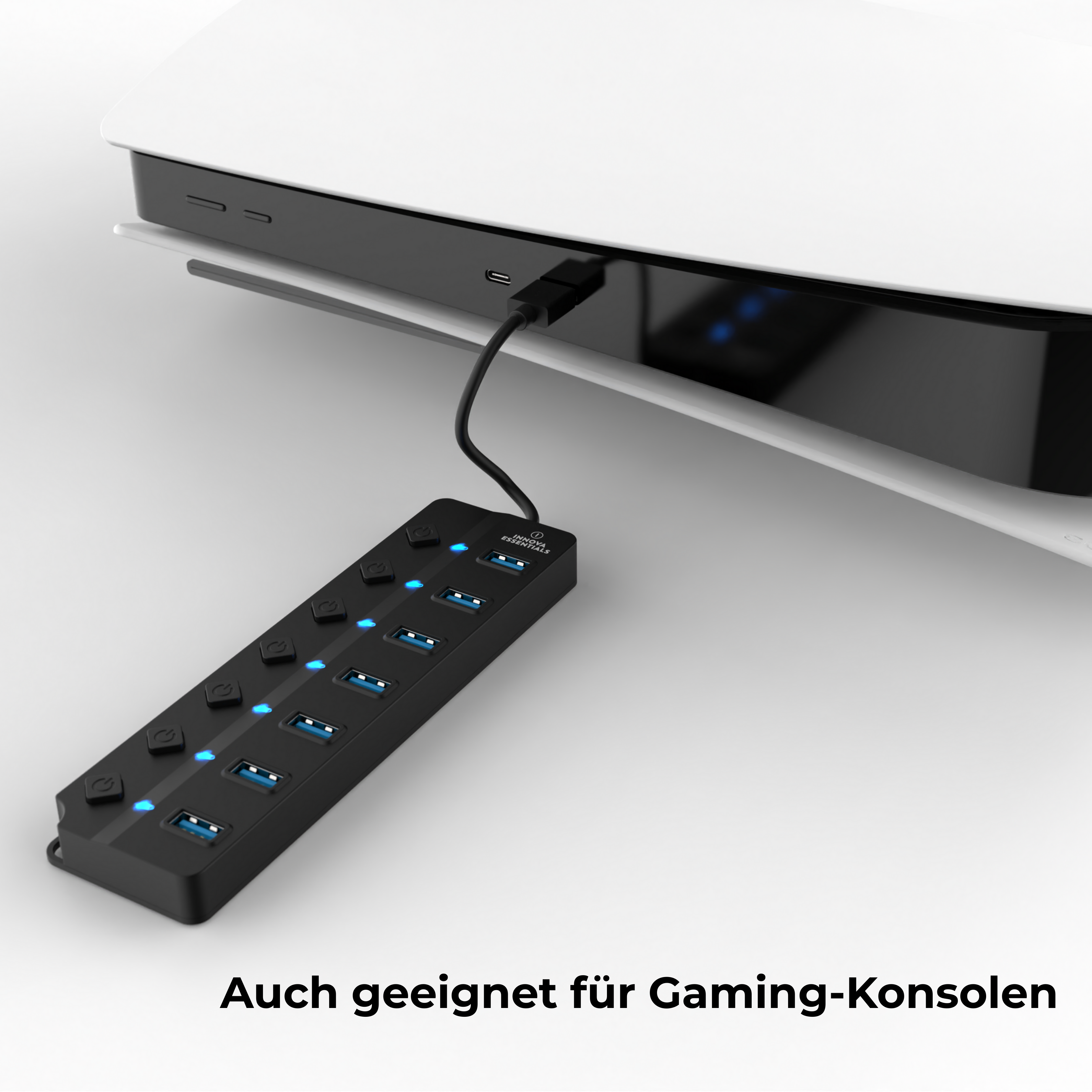 Schwarzer USB-Hub, verbunden mit einer weißen Spielkonsole. Er hat blau beleuchtete USB-Anschlüsse.