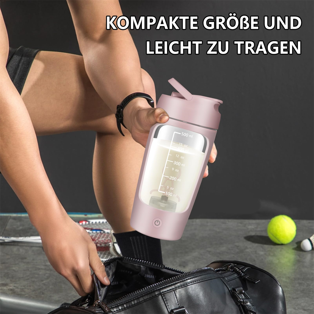 Person hält eine rosa-klare Mixflasche mit einer schwarzen Tasche.