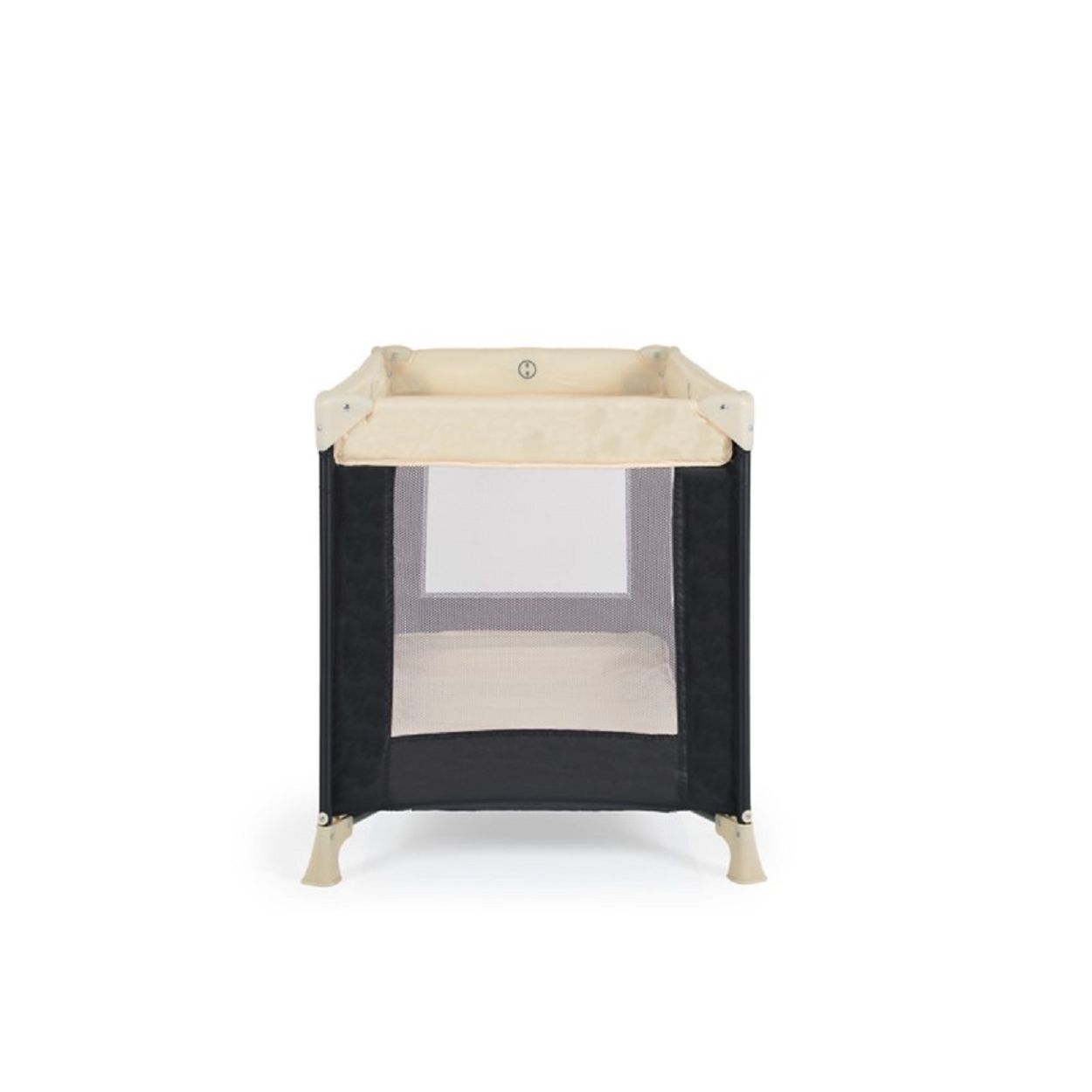 Ein Baby-Laufgitter, beige und schwarz, mit Netzseiten, vor weißem Hintergrund.