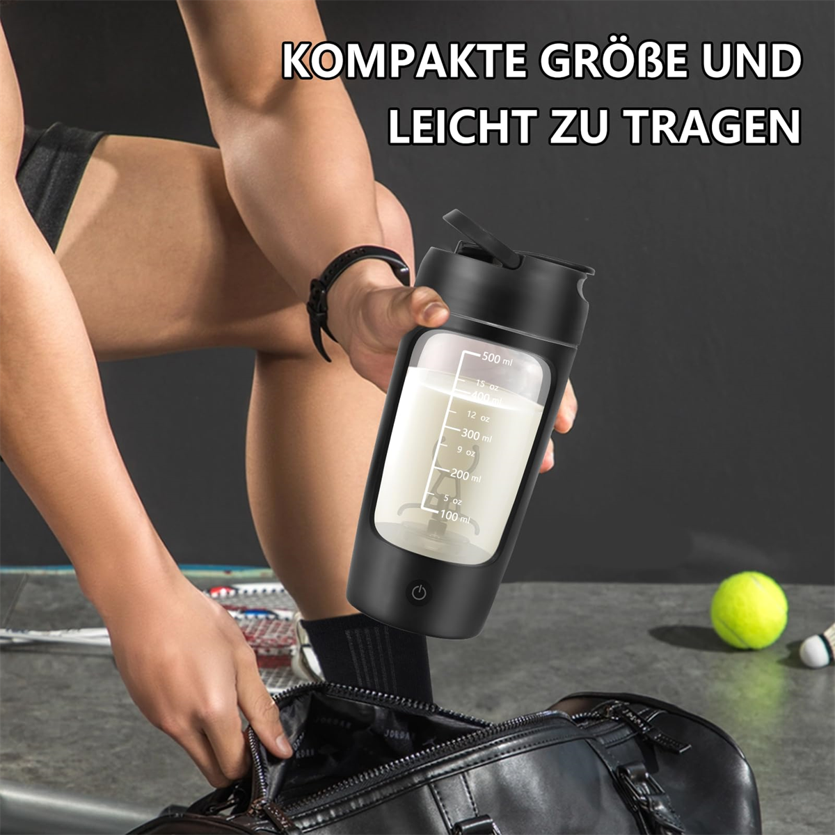 Eine schwarze Shaker-Flasche mit Flüssigkeit und eine Person, die sie hält. Schwarze Sporttasche sichtbar.