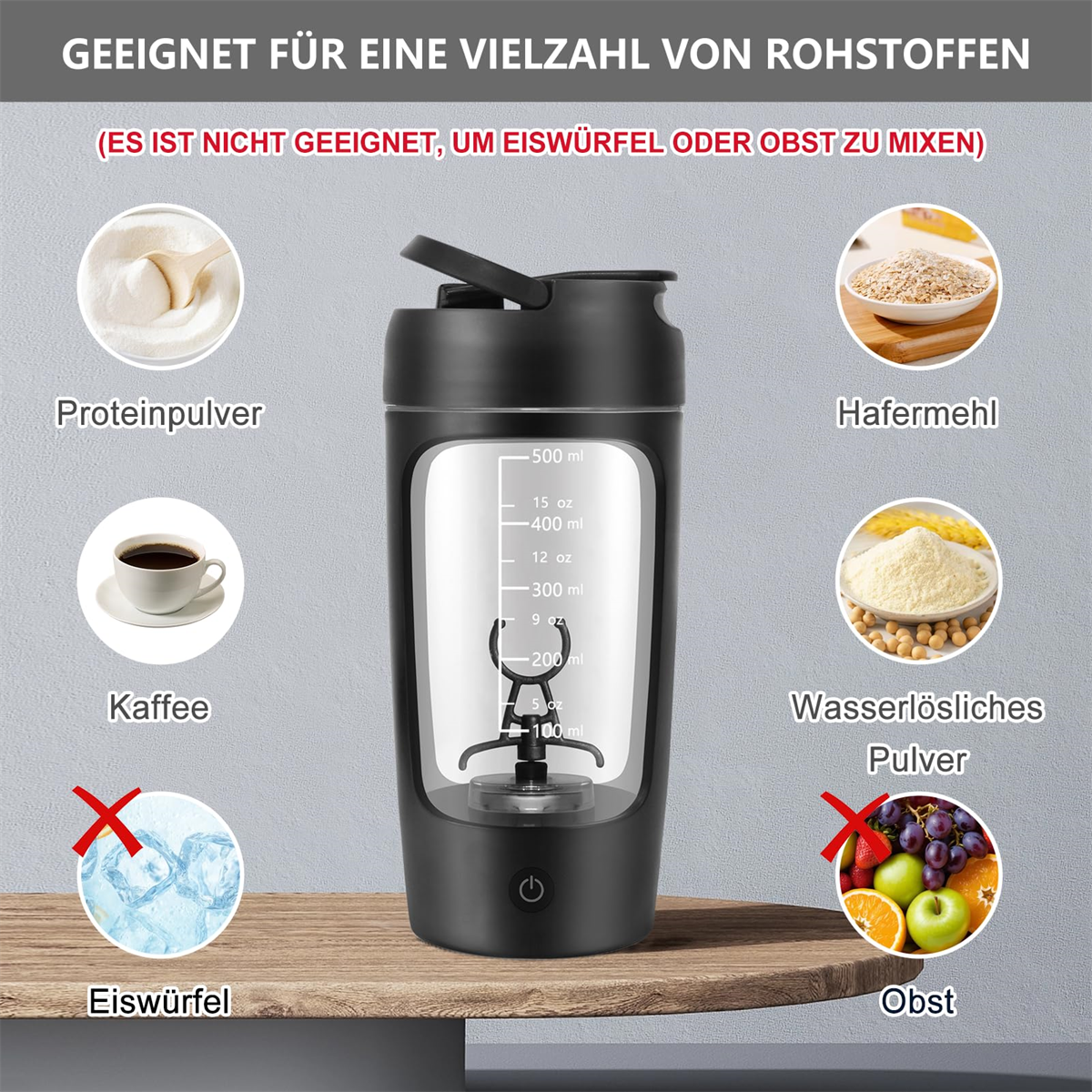 Schwarzer Mixer mit Zutatenetiketten: Proteinpulver, Kaffee und Früchte.