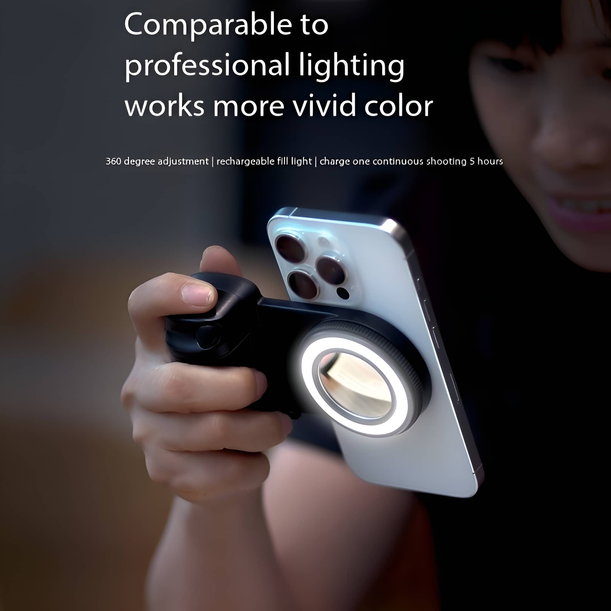 Eine Person hält ein Telefon mit einem Ringlicht. Das Licht ist an, und das Telefon ist angewinkelt.