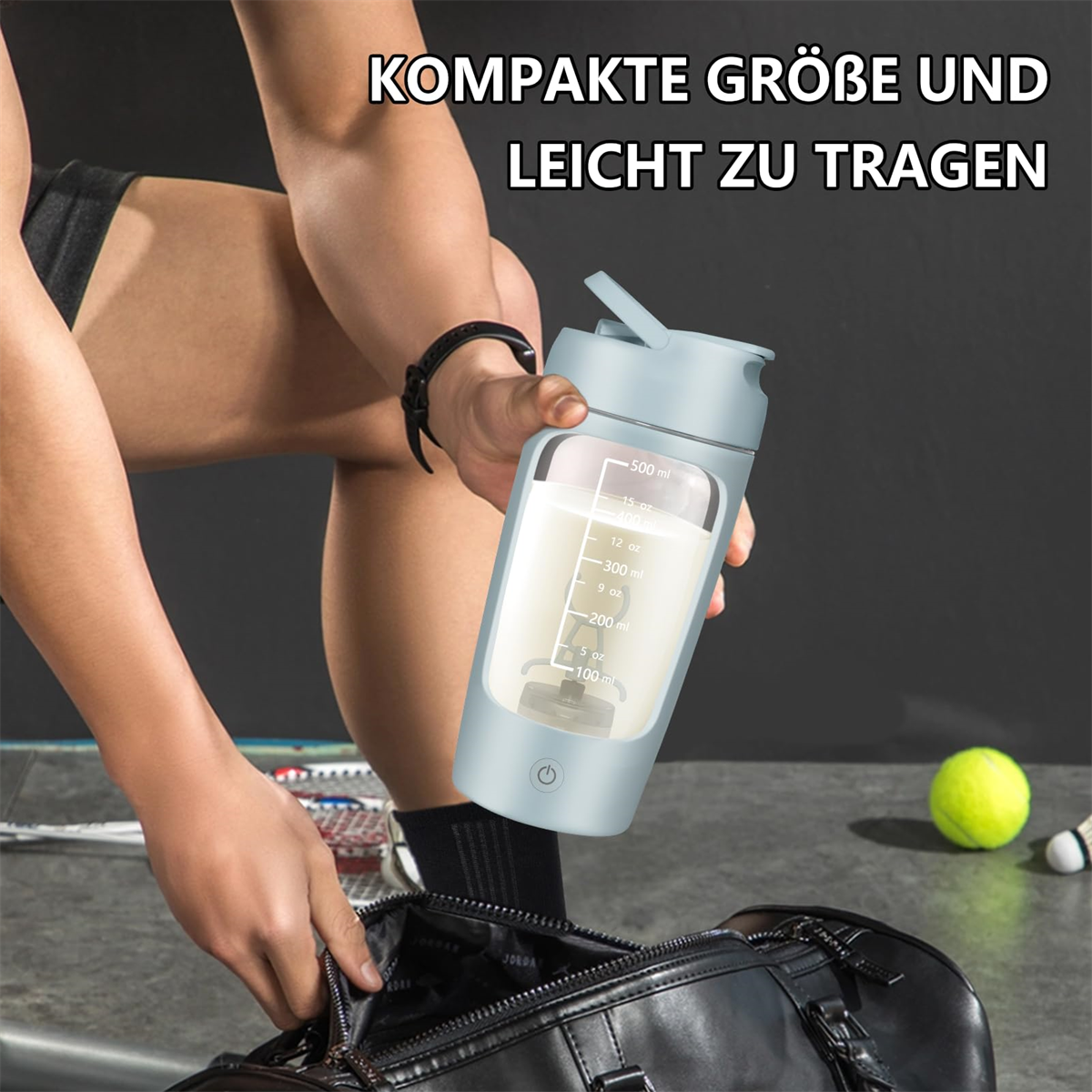 Ein Mann benutzt einen blau-grauen elektrischen Mixer. Der Mixer ist teilweise mit einer weißen Flüssigkeit gefüllt.