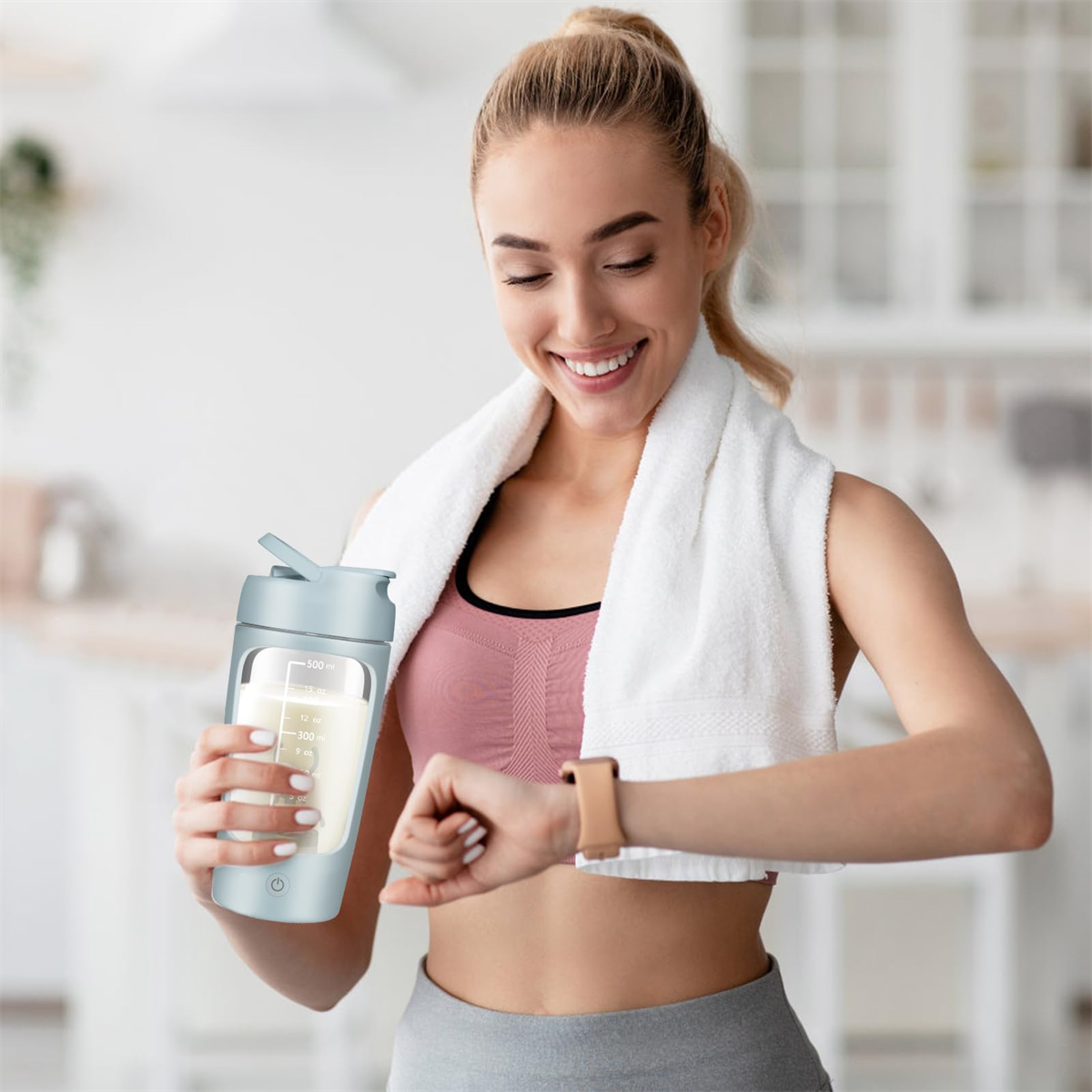 Frau, die auf ihre Uhr schaut, während sie eine Shaker-Flasche mit Flüssigkeit hält.