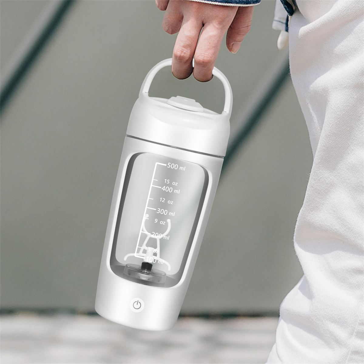 Weiße Blenderflasche mit Markierungen. Von einer Person gehalten. Weißer Hintergrund.