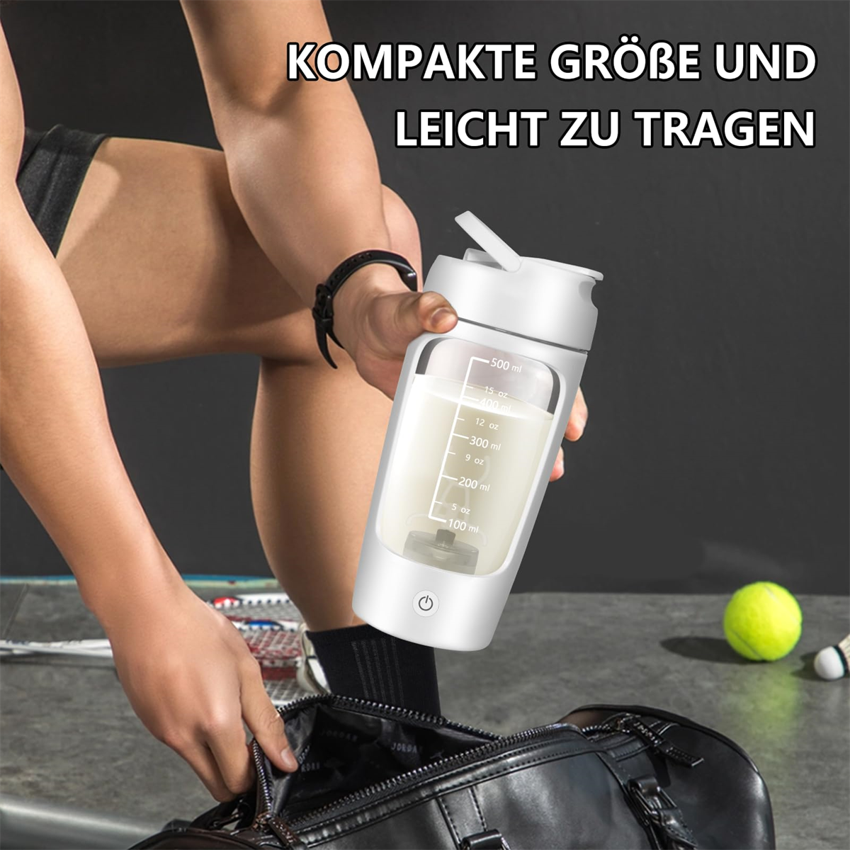 Eine Person, die eine Shaker-Flasche neben einer Tasche, einem Tennisball und Badminton hält.
