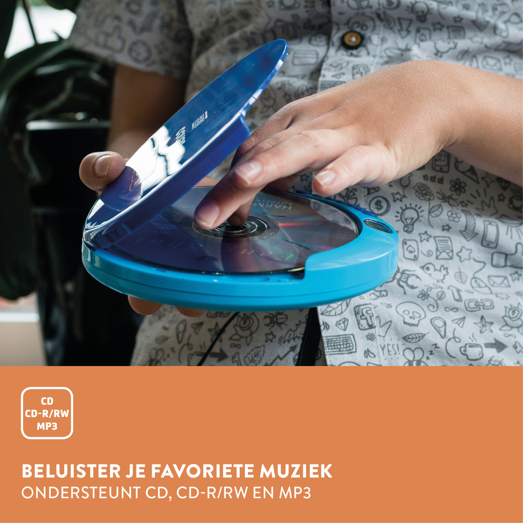 Een persoon opent een blauwe cd-speler, tekst in het Nederlands, oranje achtergrond.