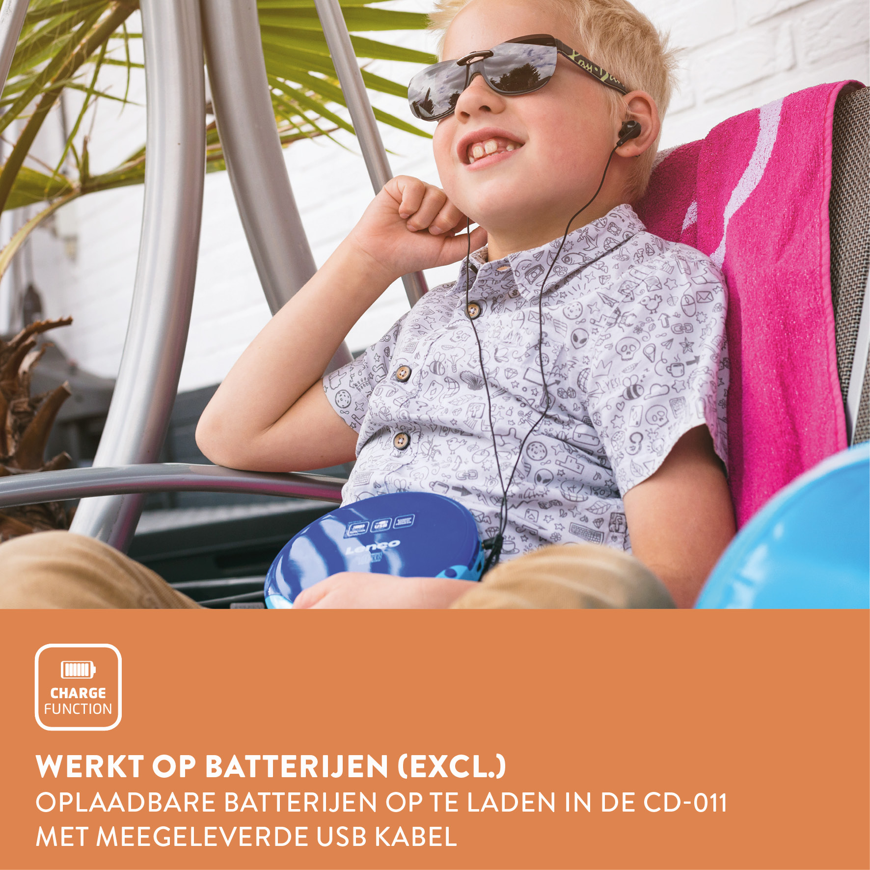 Een jongen met zonnebril luistert naar muziek met een cd-speler. Oranje achtergrond met tekst.
