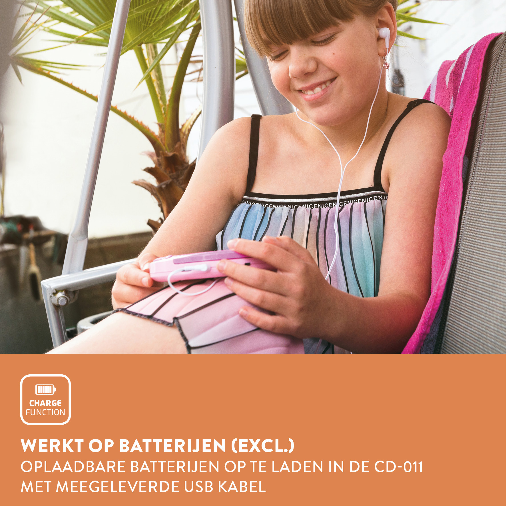 Meisje luistert naar muziek op een roze apparaat in een stoel. Tekst op oranje doos.