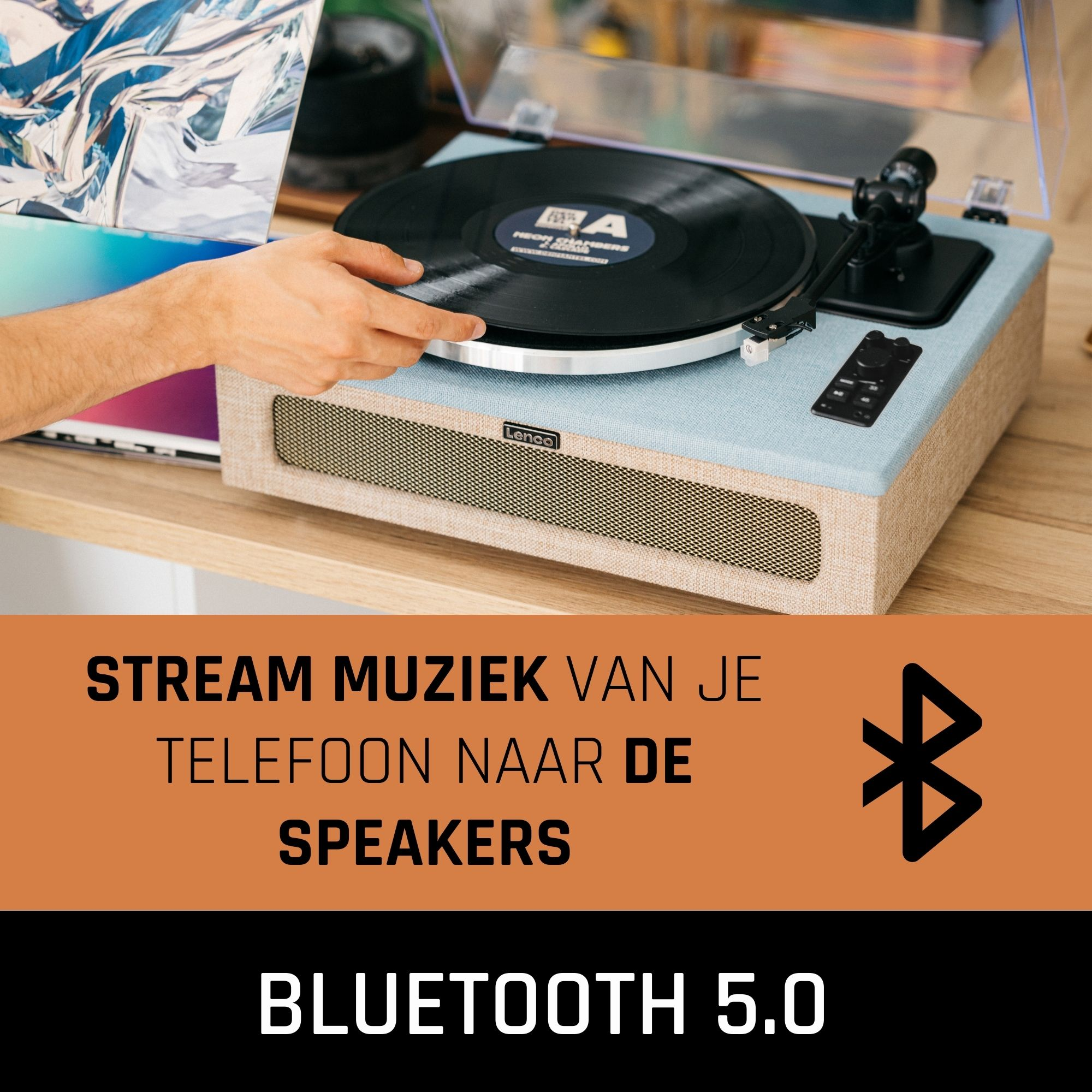 Een platenspeler met een plaat speelt. Bluetooth 5.0 staat onderaan.