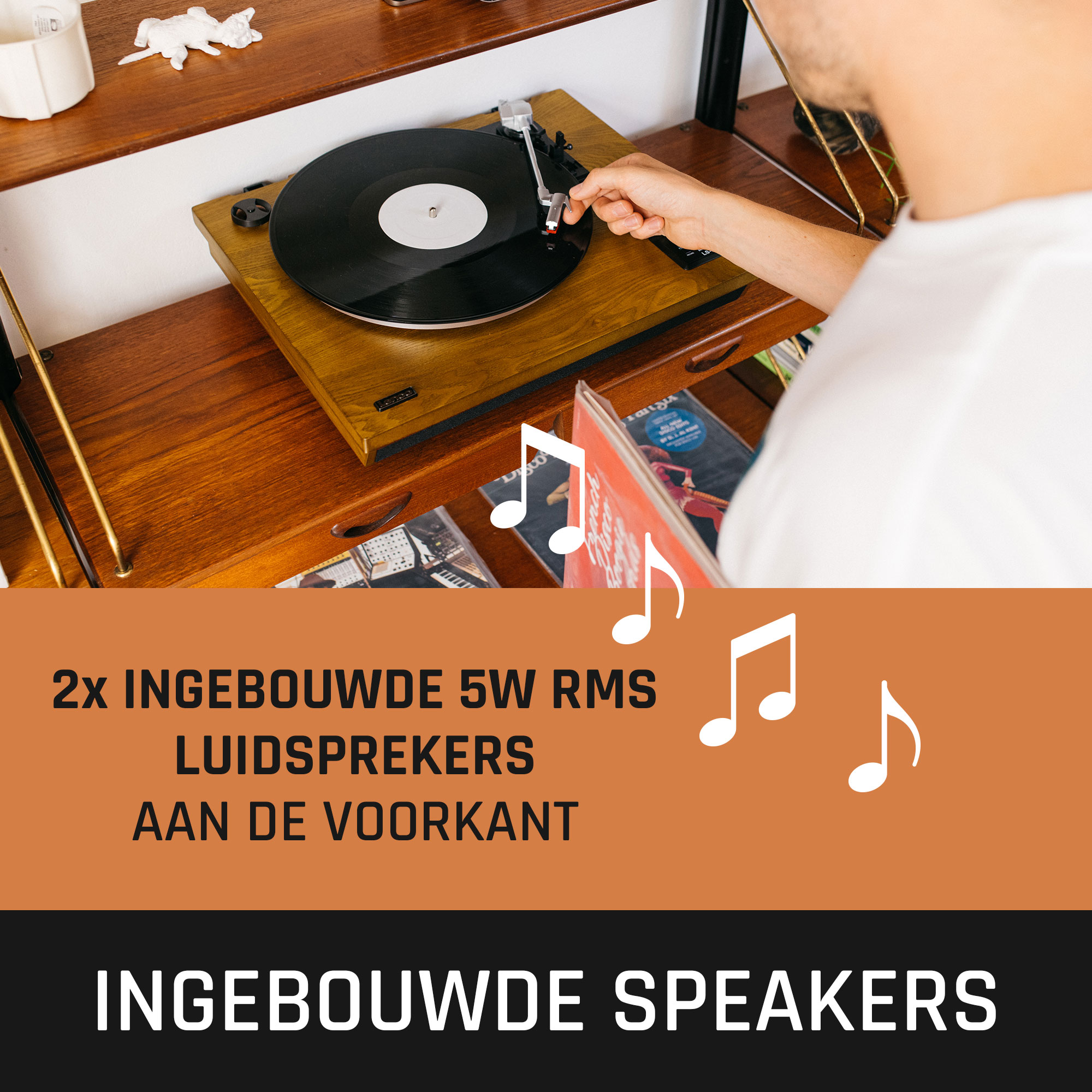 Een persoon gebruikt een platenspeler. Tekst: '2x INGEBOUWDE 5W RMS LUIDSPREKERS'.