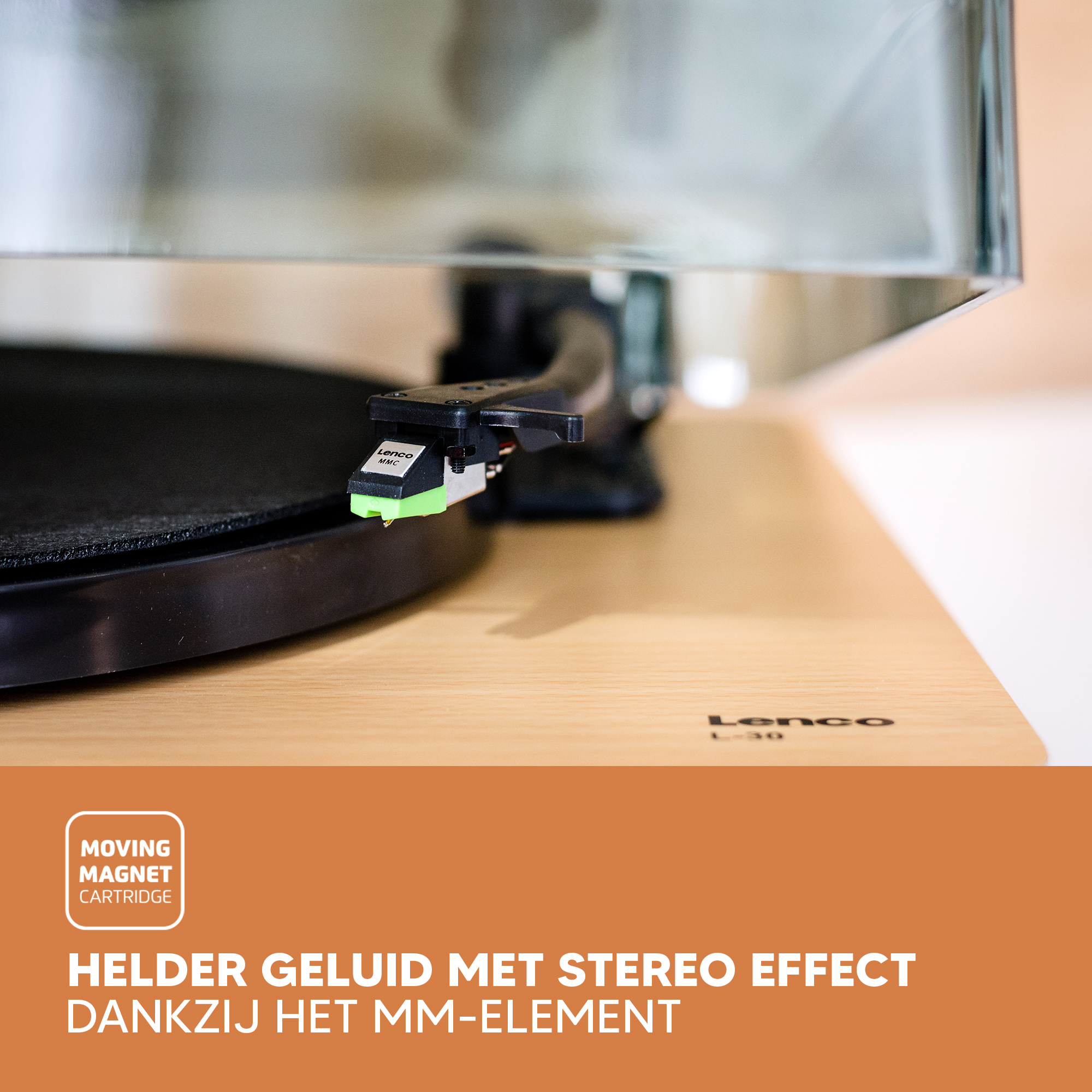 Close-up van een platenspeler met zwarte plaat en transparante hoes. Merk Lenco.