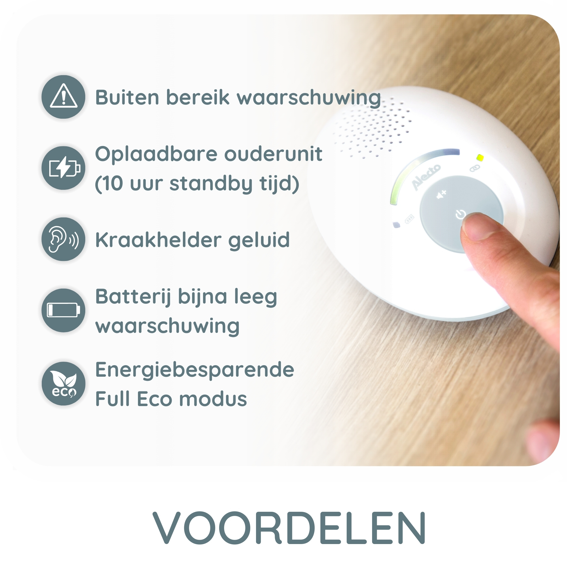 Een witte babyfoon met iconen en een vinger die op een knop drukt; voordelen worden vermeld.