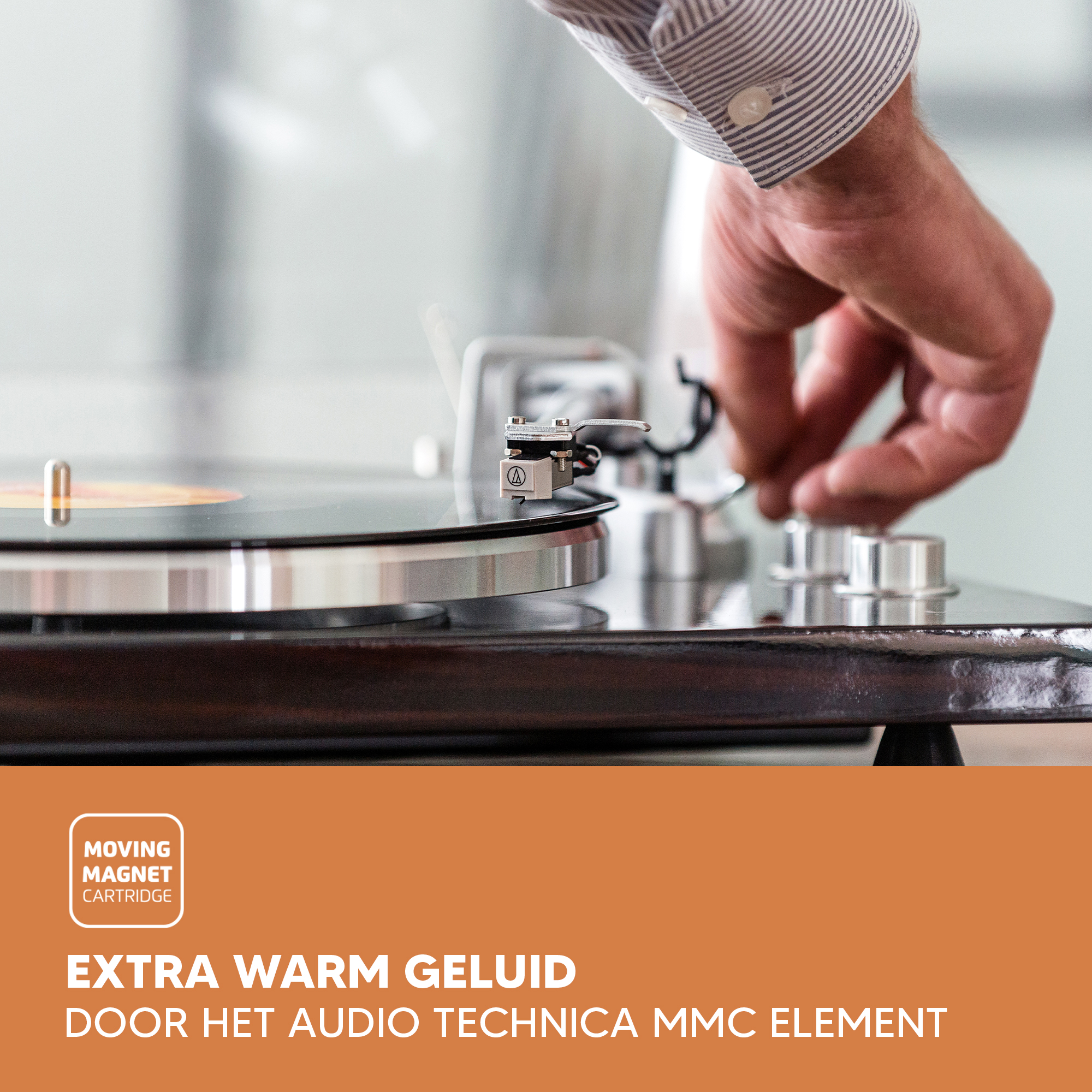 Hand die de naald van de platenspeler afstelt. Tekst: Extra warm geluid via het MMC-element.