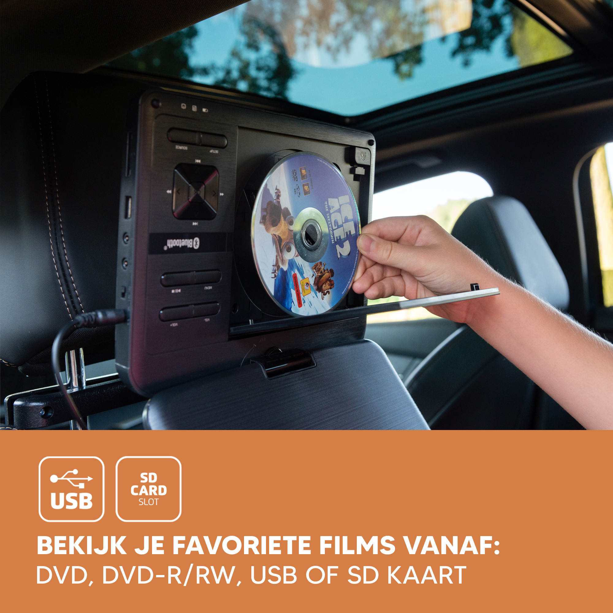 Een hand die een dvd in een auto-entertainmentsysteem steekt. USB- en SD-kaartsleuf zichtbaar.
