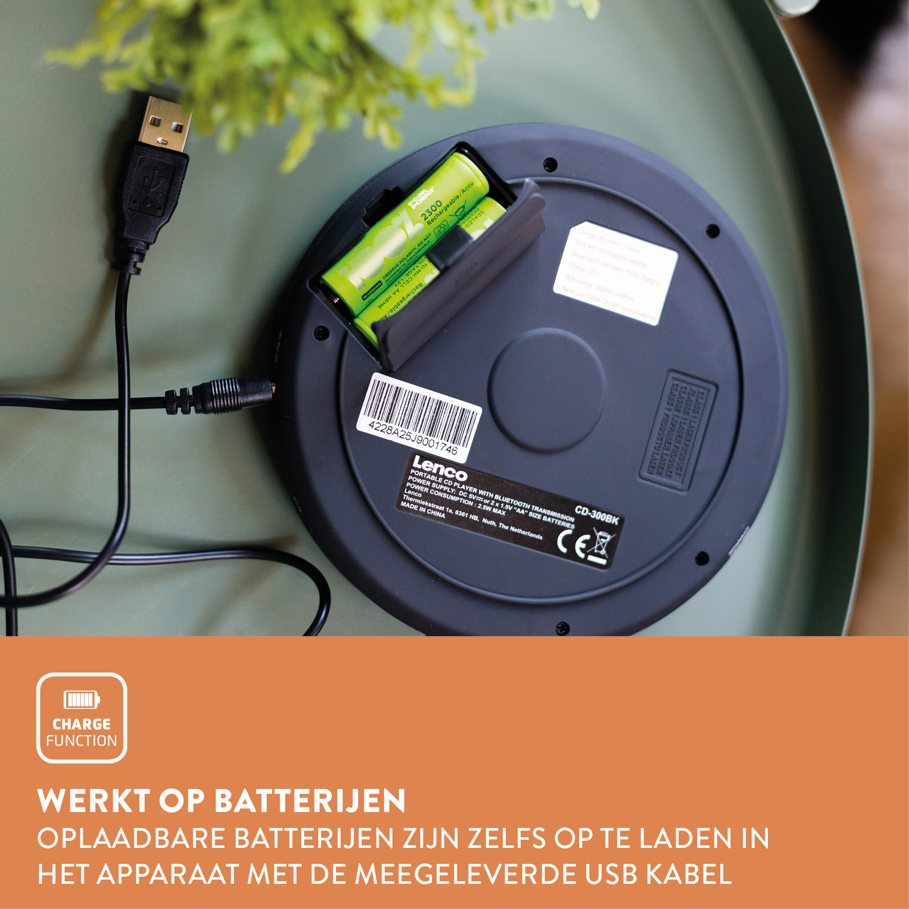 Die Rückseite eines schwarzen CD-Players mit Batterien im Inneren. Ein USB-Kabel ist angeschlossen.
