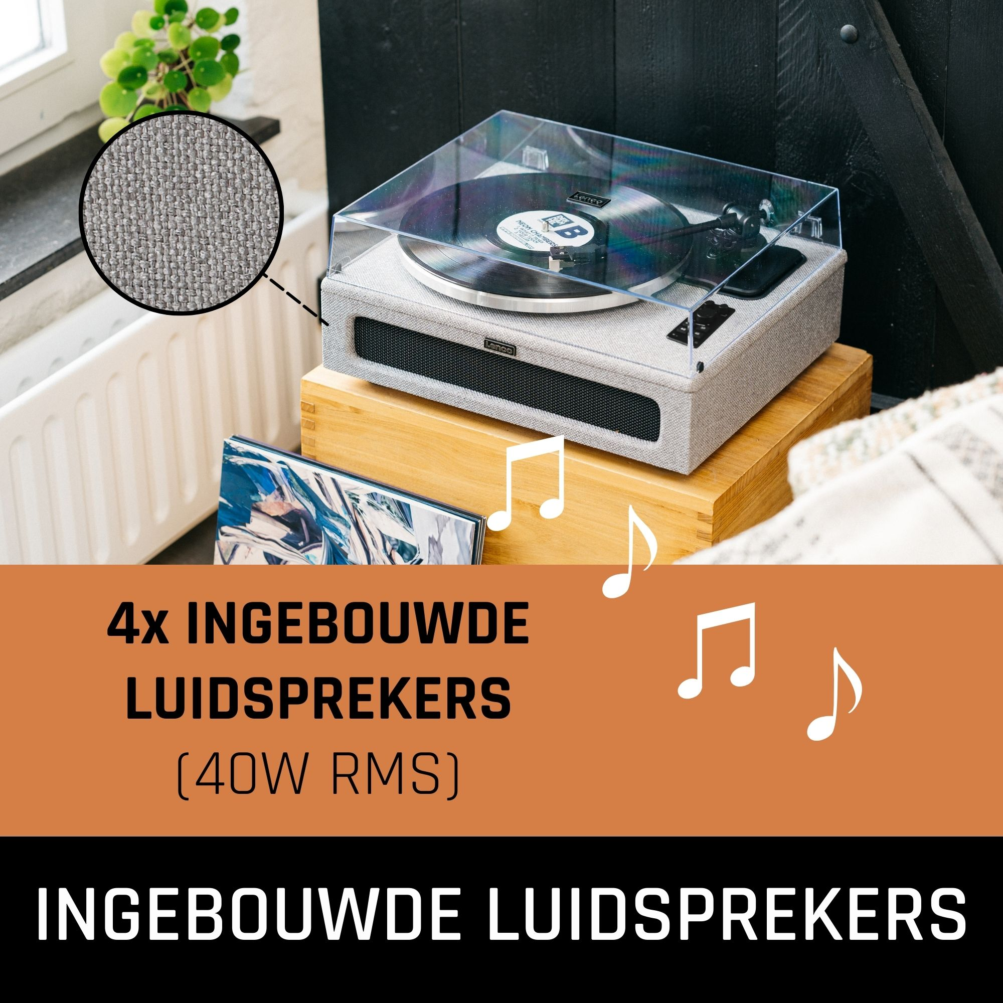 Een platenspeler met 4 ingebouwde luidsprekers, die een plaat afspeelt, en muzieknoten op een oranje achtergrond.