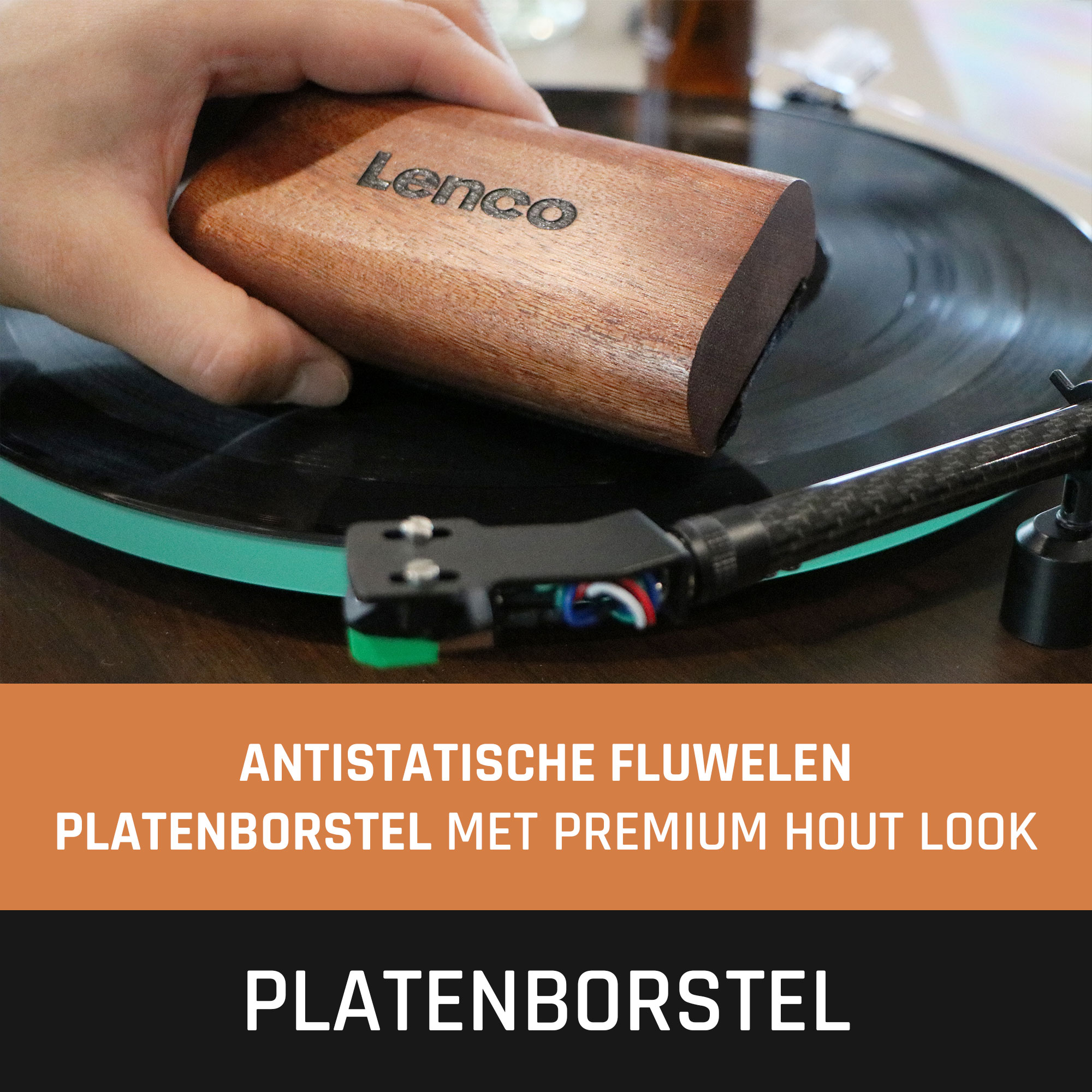 Een hand die een houten borstel op een plaat gebruikt.
