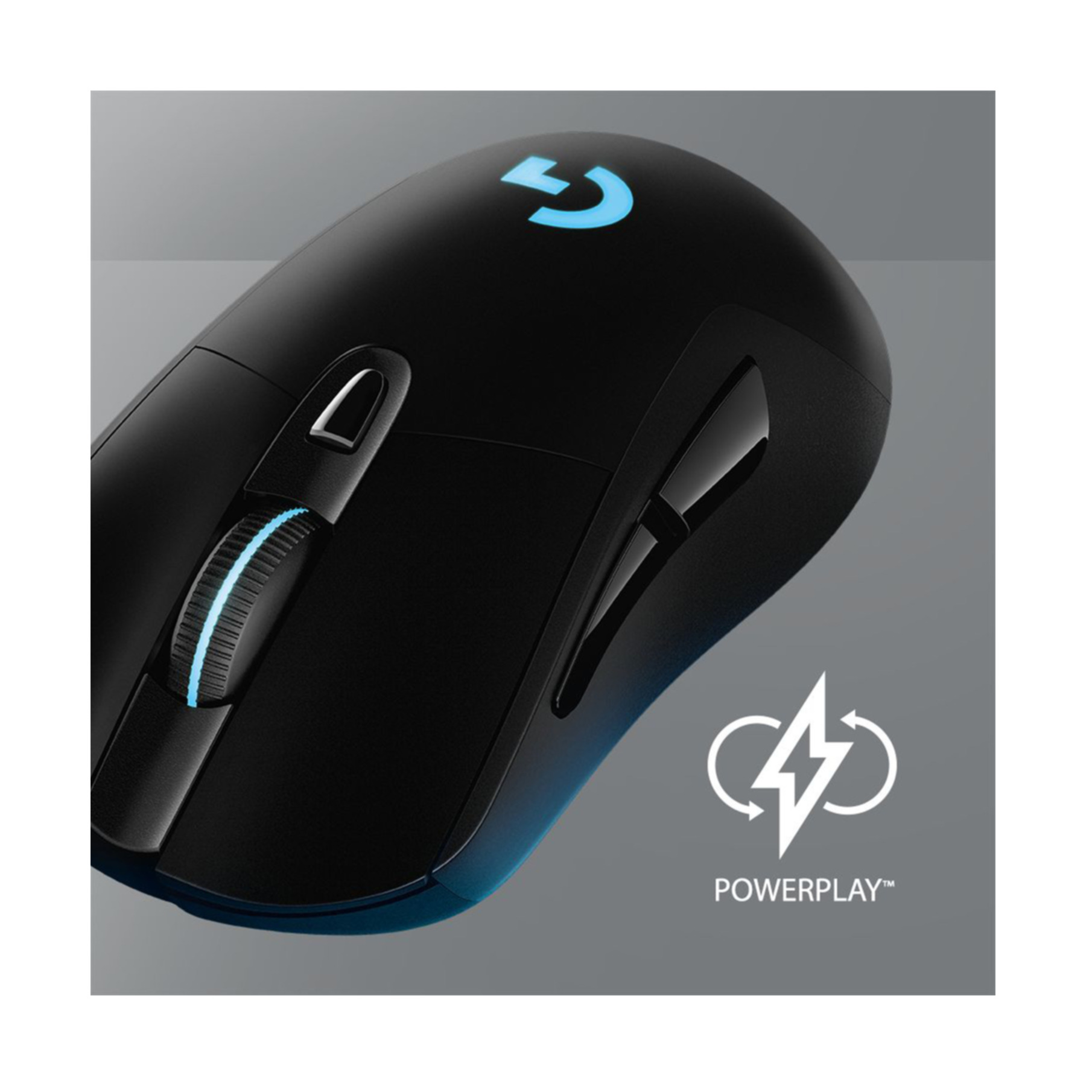 Zwarte Logitech gamingmuis. Scrollwiel en zijknoppen. Witte achtergrond.
