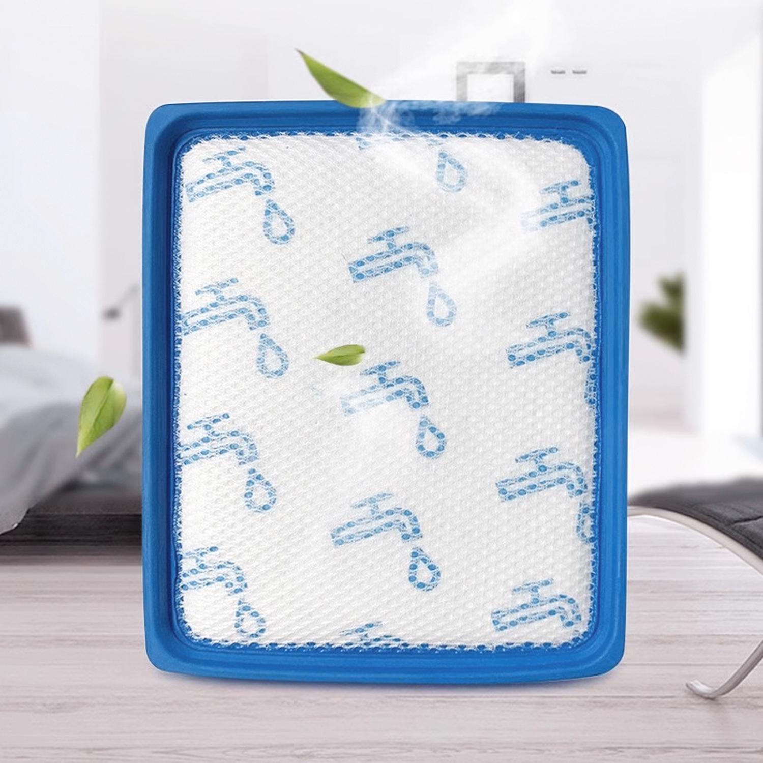 Niebieski filtr powietrza z białym materiałem wewnętrznym, liście. Tło to rozmyty pokój.