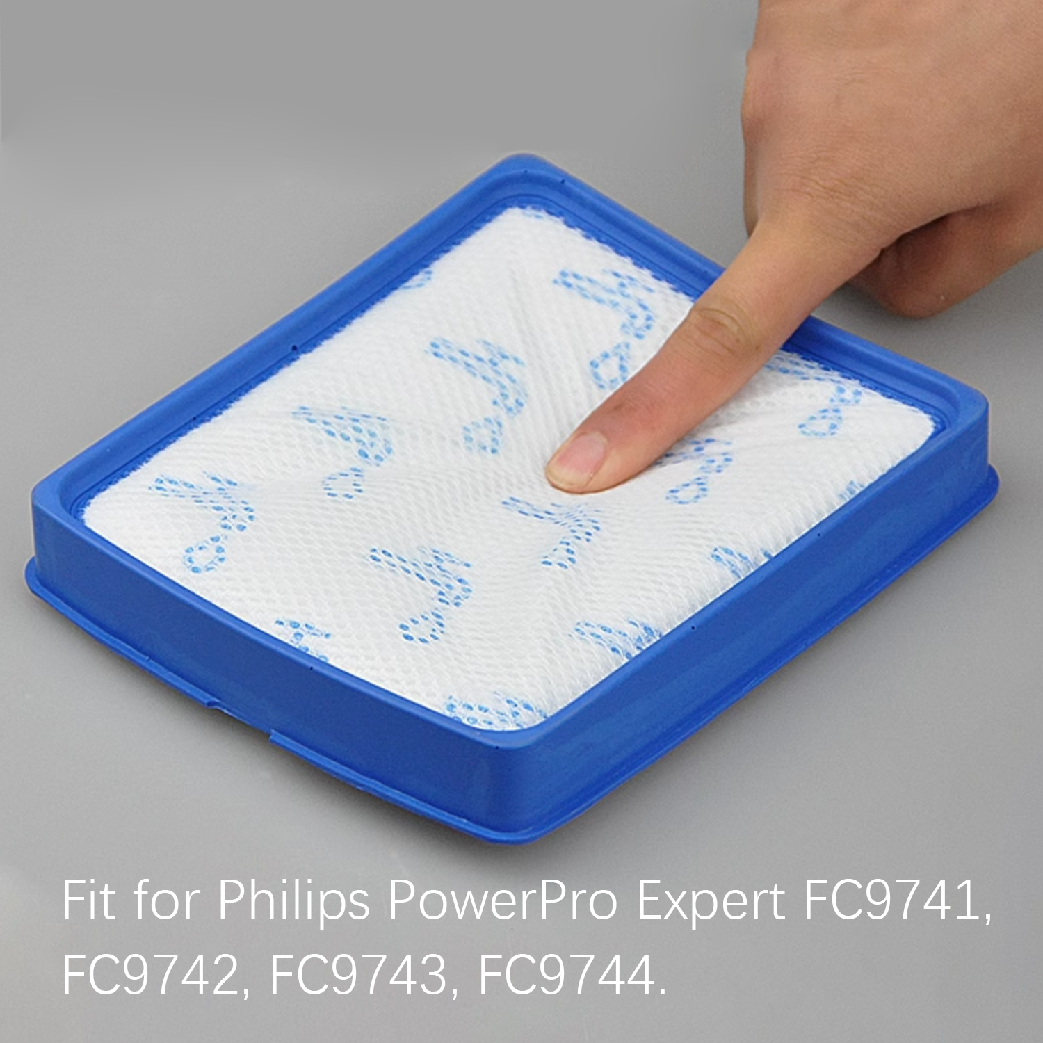 Niebieski filtr z białą siatką. Palec naciska siatkę na środku.