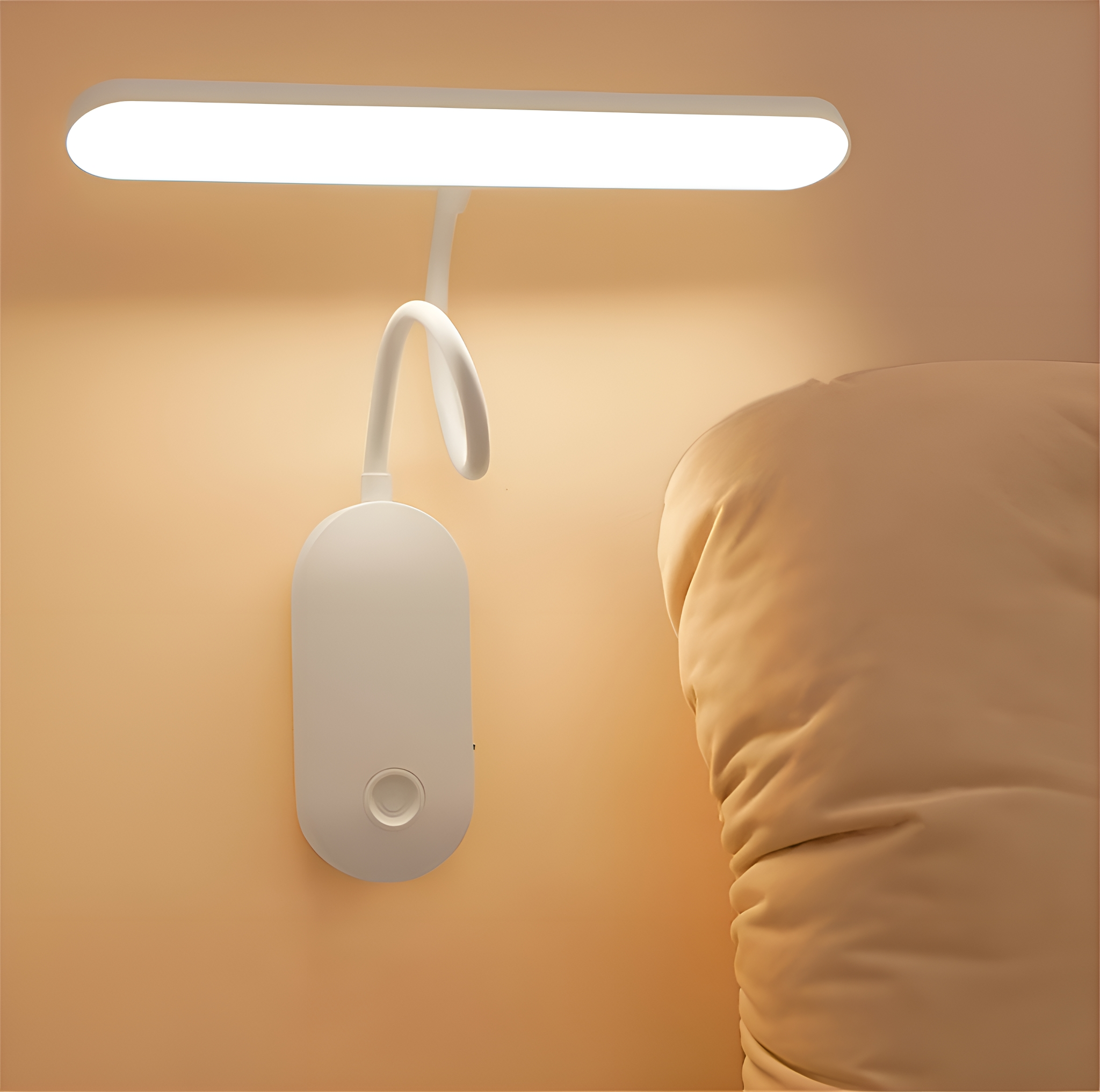 Eine weiße Nachttischlampe mit flexiblem Arm. Die Lampe ist an einer Wand montiert.