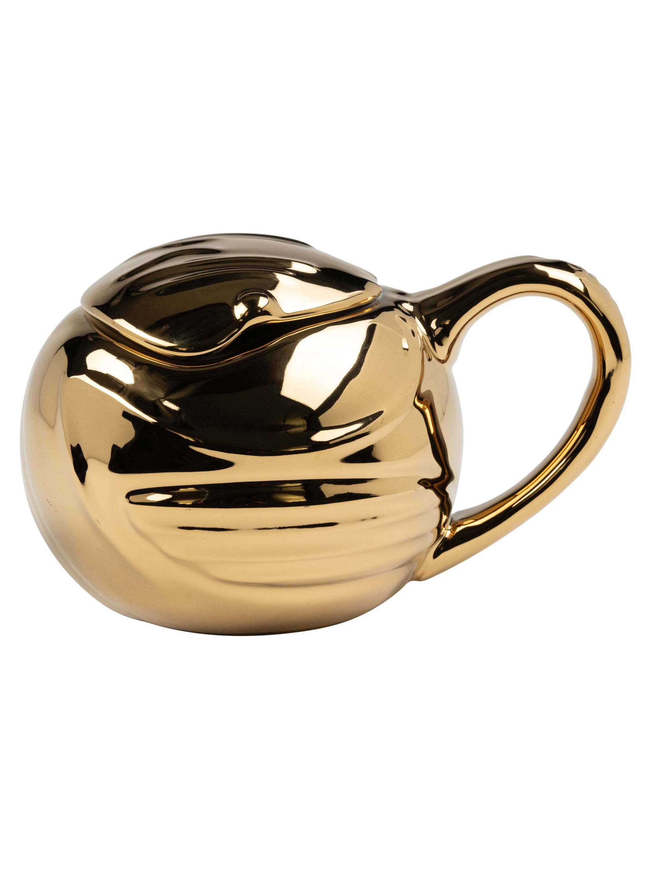 Eine goldene Teekanne mit Griff und Deckel. Die Teekanne steht auf einer weißen Oberfläche.