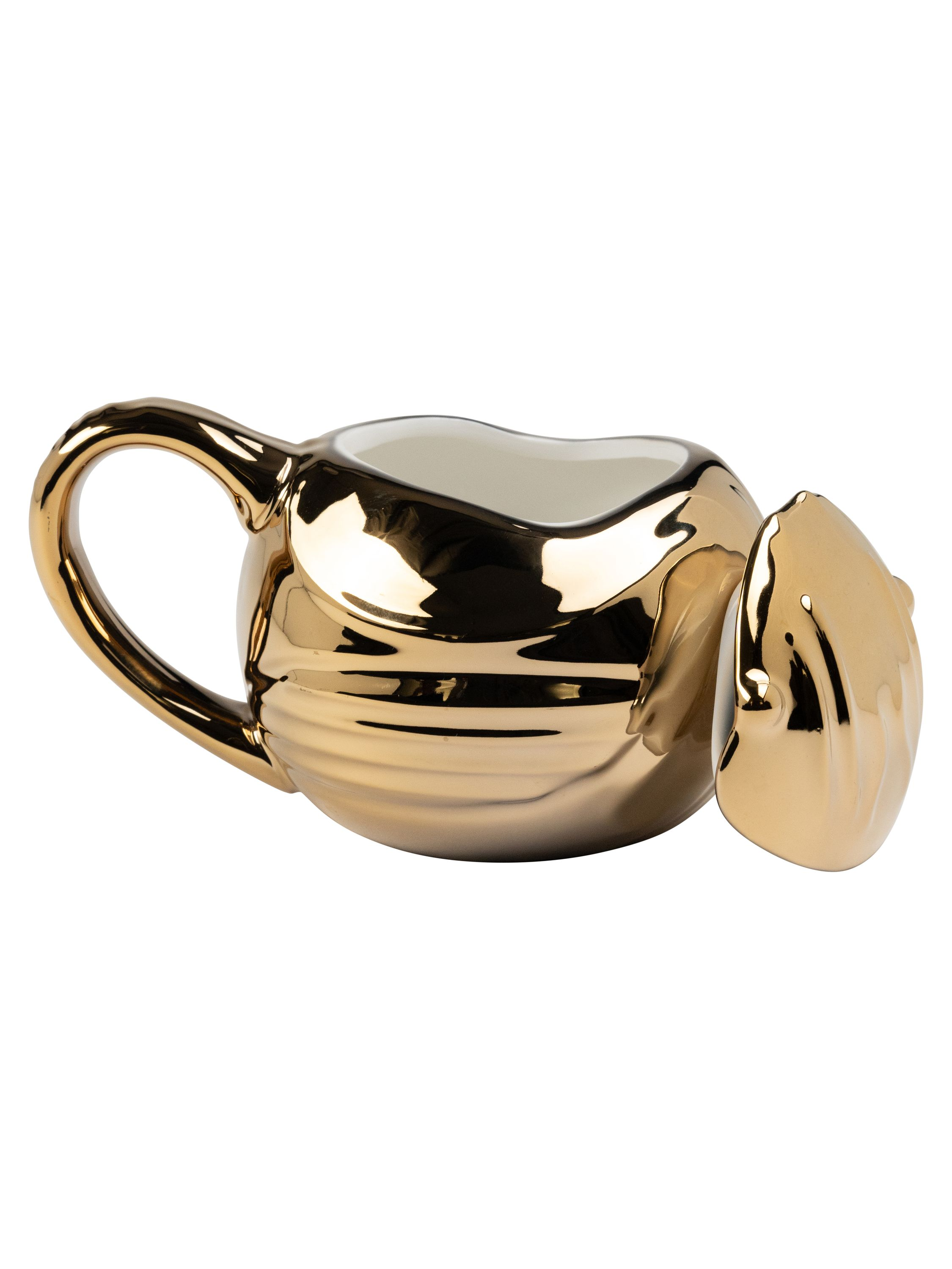 Goldfarbene Keramik-Tasse mit Henkel und Deckel. Weißes Innenleben. Weißer Hintergrund.