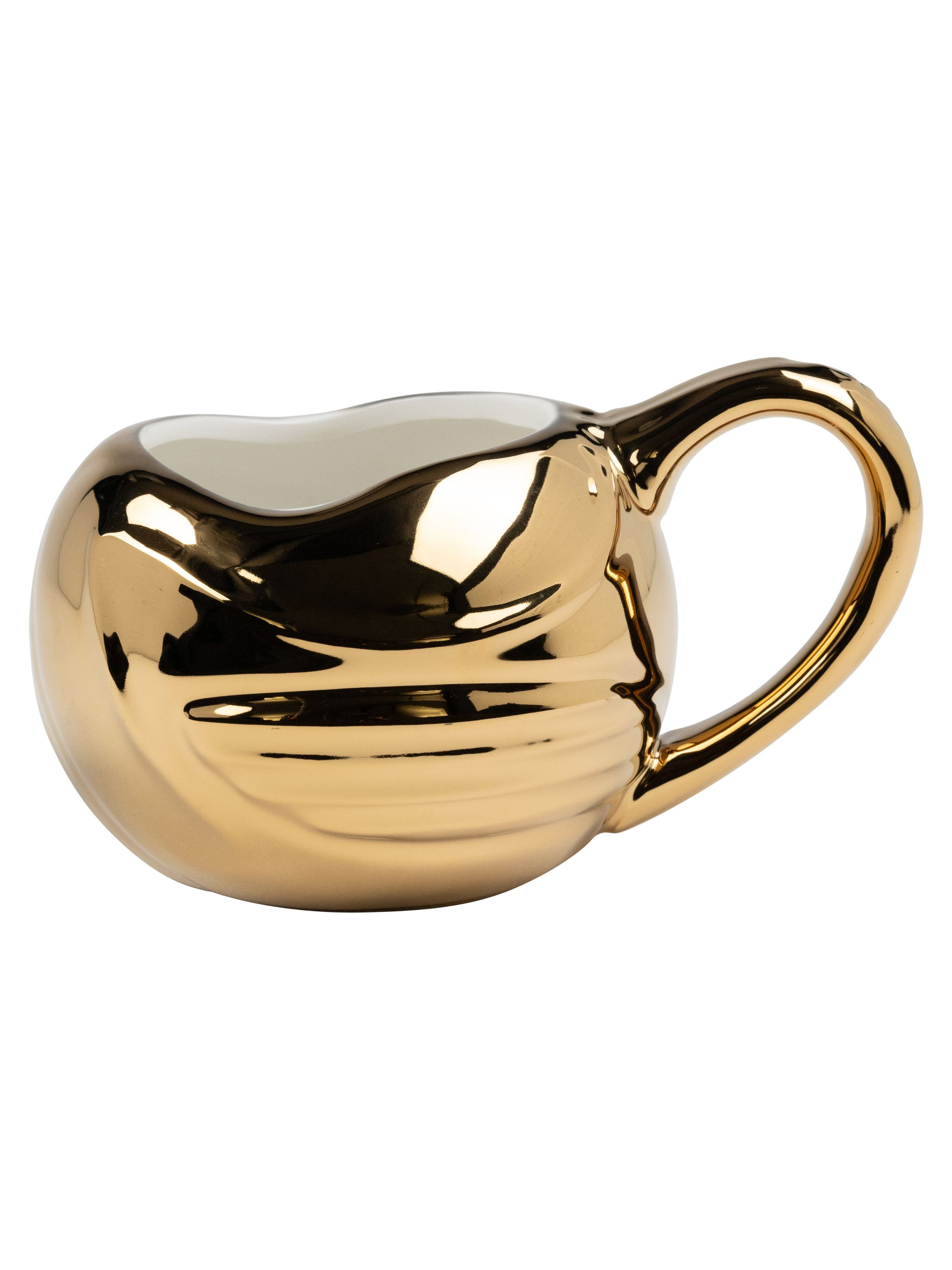 Eine goldfarbene Tasse mit Henkel und weißem Innenraum.
