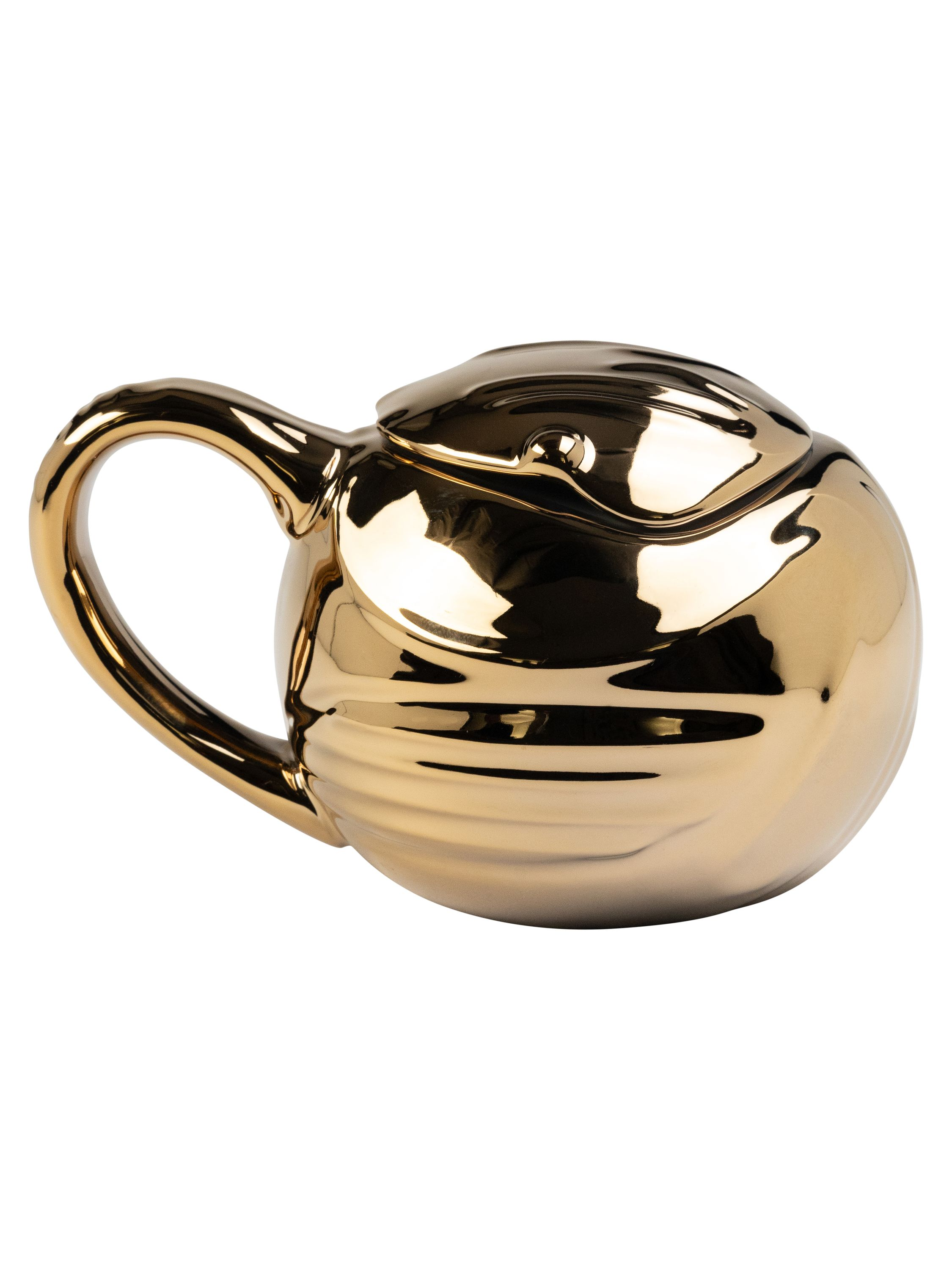 Eine goldene, runde Tasse mit Henkel. Sie hat einen Deckel. Die Tasse ist reflektierend.