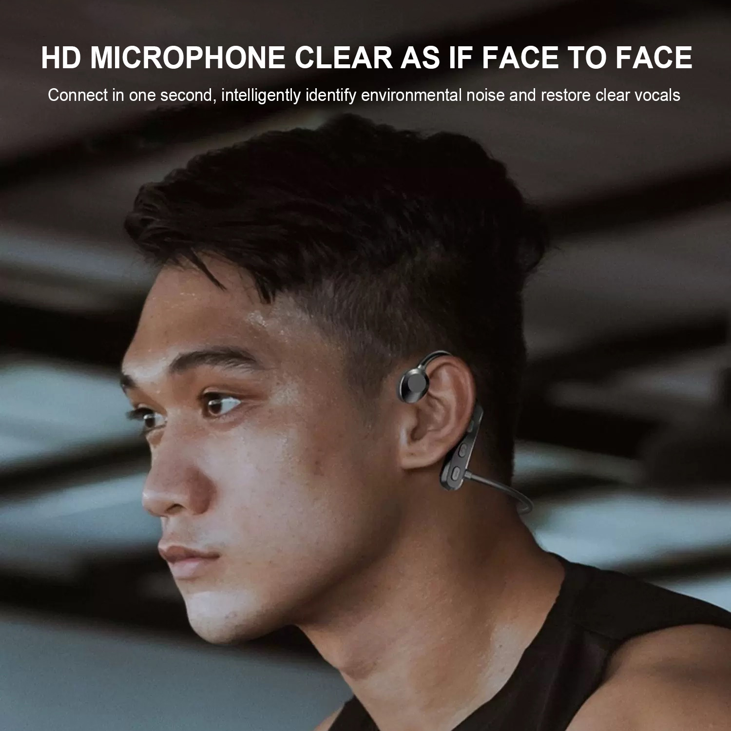 Hombre con auriculares de conducción ósea. Micrófono claro.