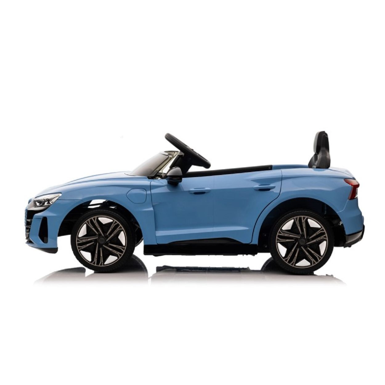 Blaues Spielzeugauto mit schwarzem Innenraum, weißer Hintergrund.