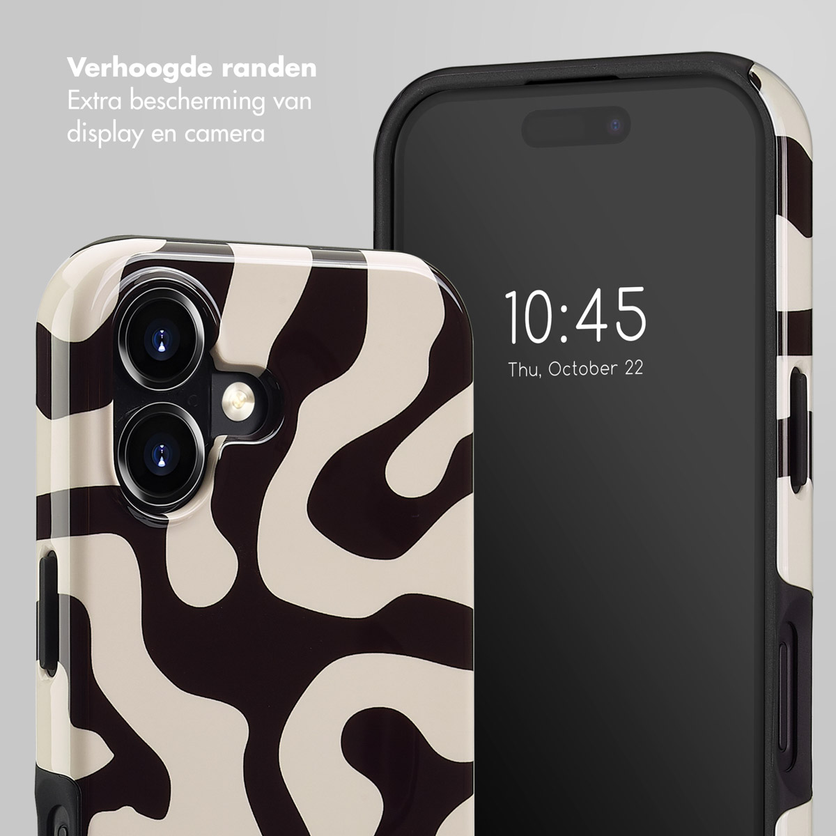 Un téléphone avec un étui zébré à côté d'un téléphone noir avec une horloge sur l'écran.
