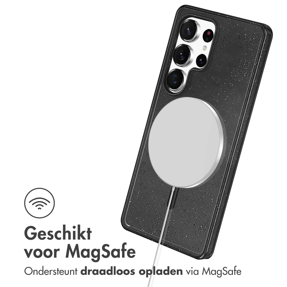 Zwarte telefoonhoes met MagSafe-cirkel, aangesloten op een oplader. De telefoon heeft meerdere camera's.