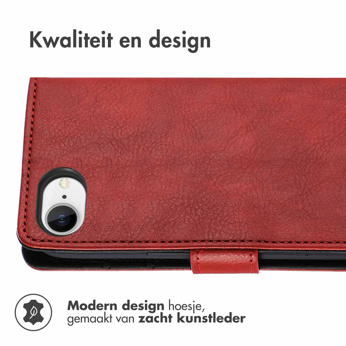 Close-up van een rode leren telefoonhoes met een camera-uitsparing en tekst in het Nederlands.