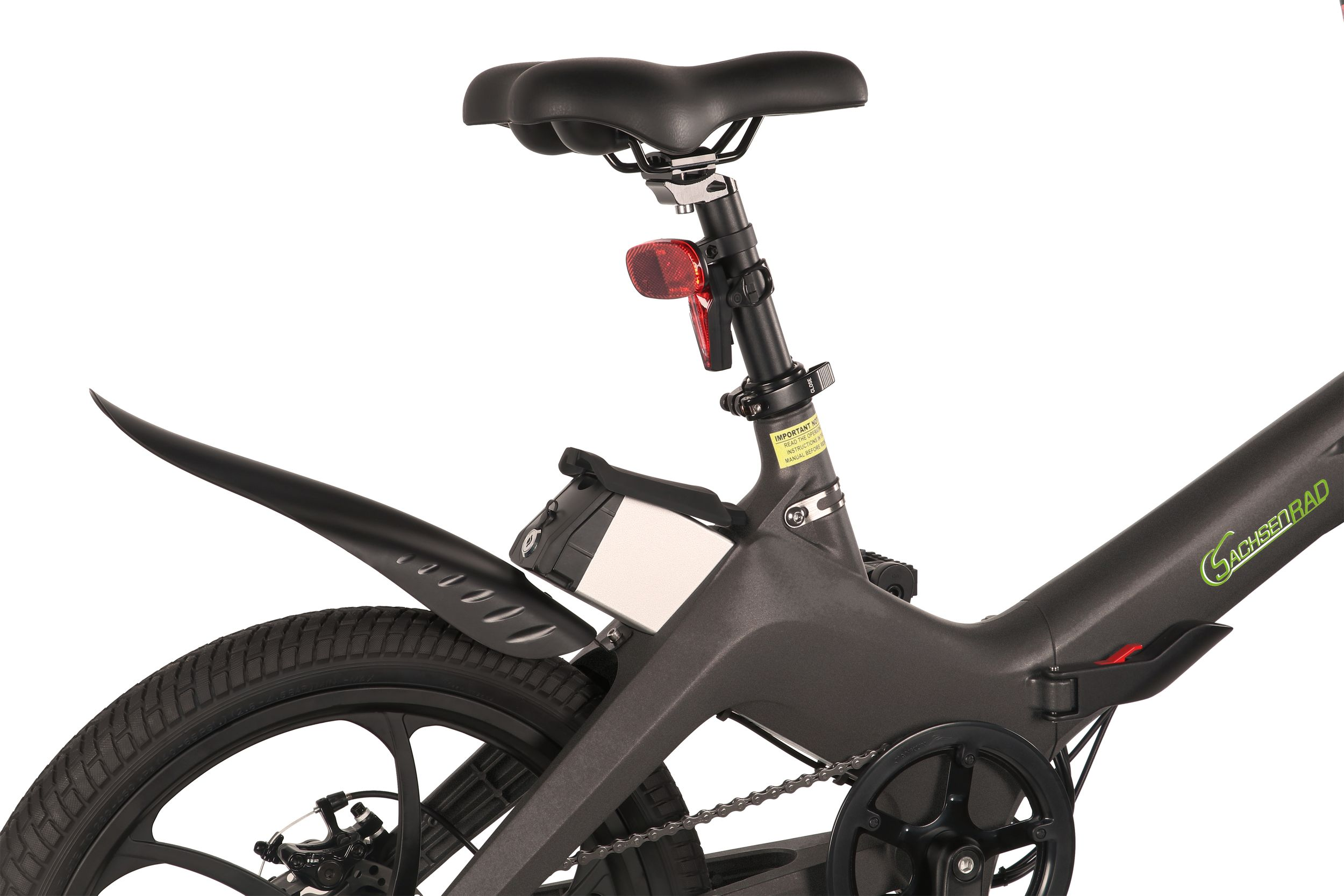 Details des schwarz-grauen E-Bikes: Sattel, Rücklicht und Kotflügel.