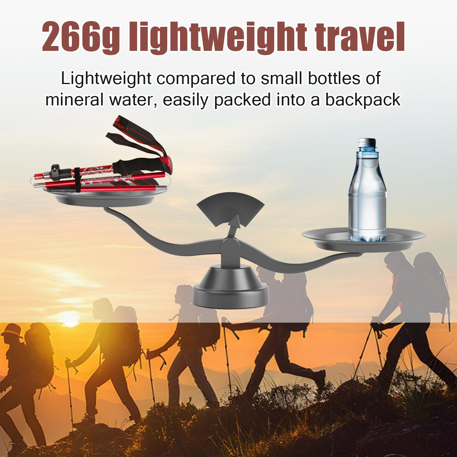 Waga z kijkami trekkingowymi i butelką wody. Sylwetki turystów na tle zachodu słońca.