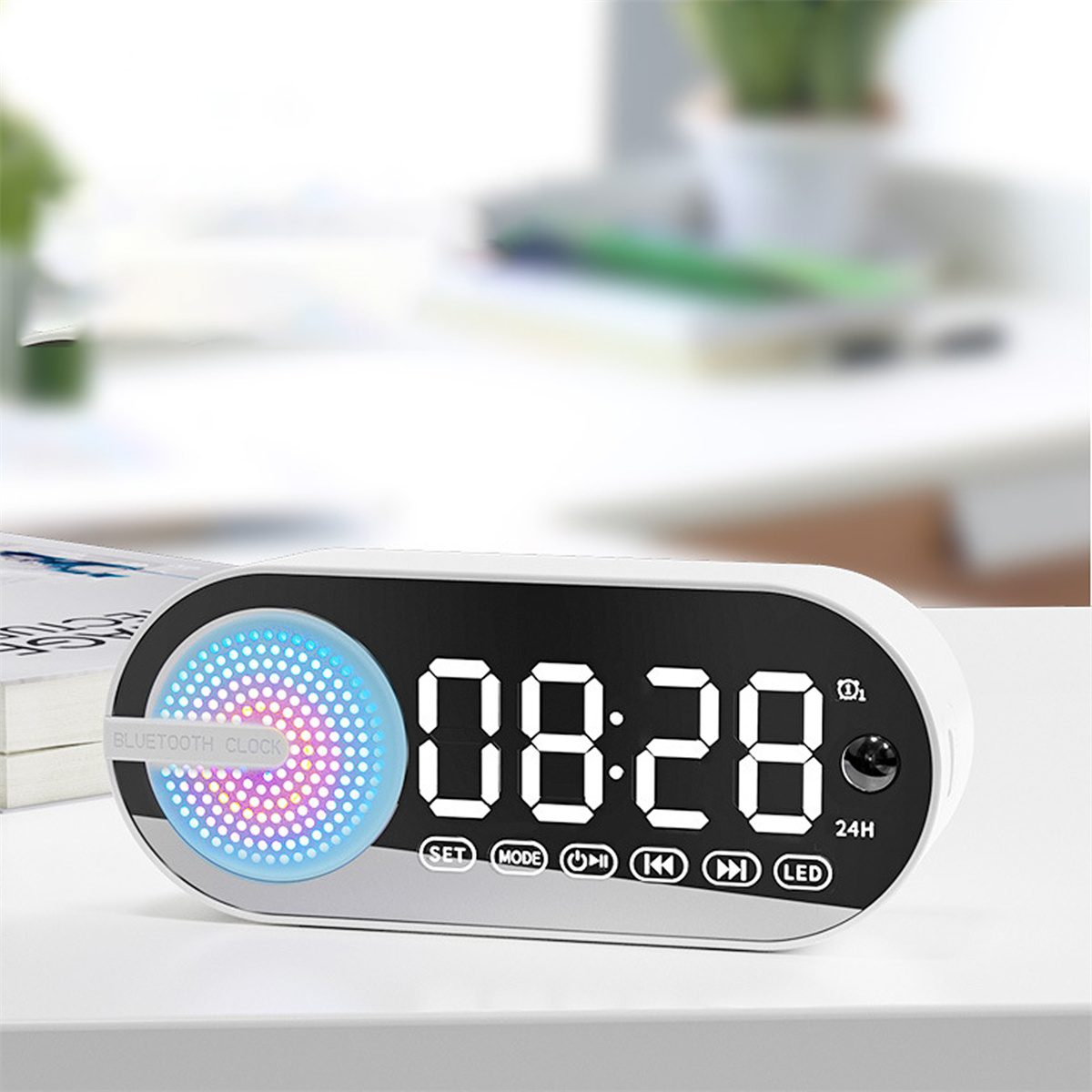 Digitaler Wecker mit weißem und schwarzem Design, der die Uhrzeit anzeigt und ein blaues Licht hat.